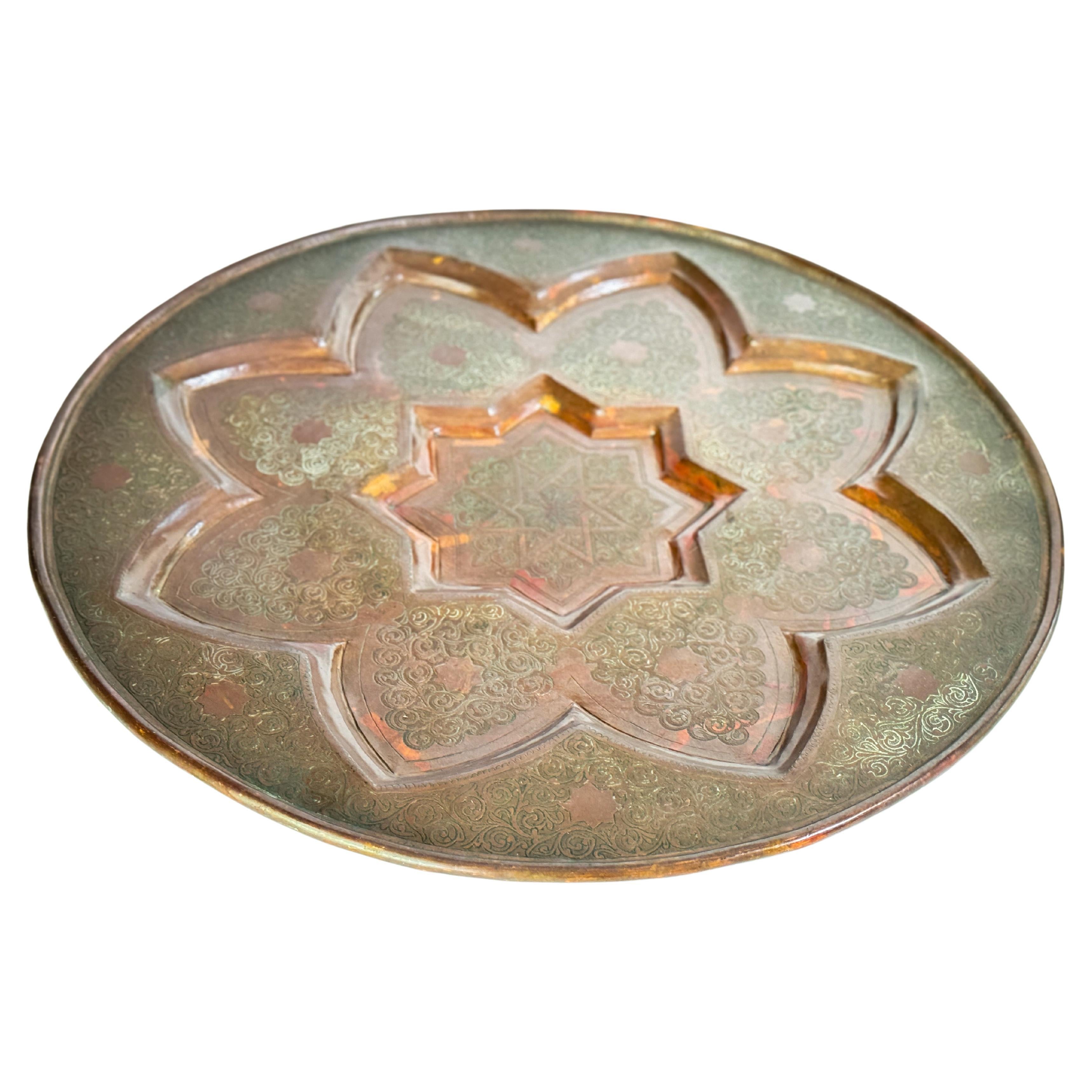 Cargador marroquí de cobre martillado a mano y perforado Mediados del siglo XX
