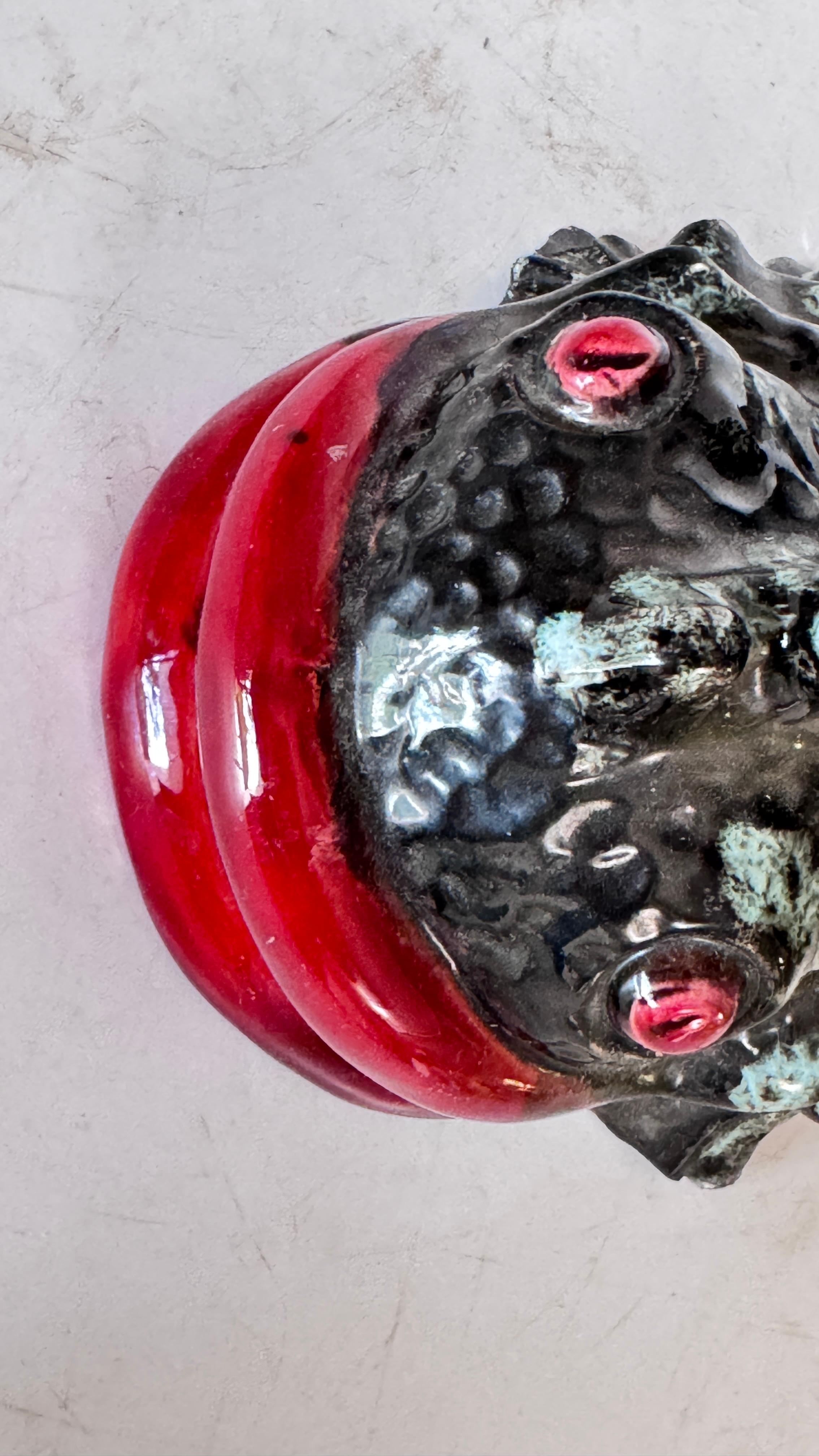 XX secolo Candeliere scultoreo in ceramica - Francia - Smalto nero, rosso & verde in vendita