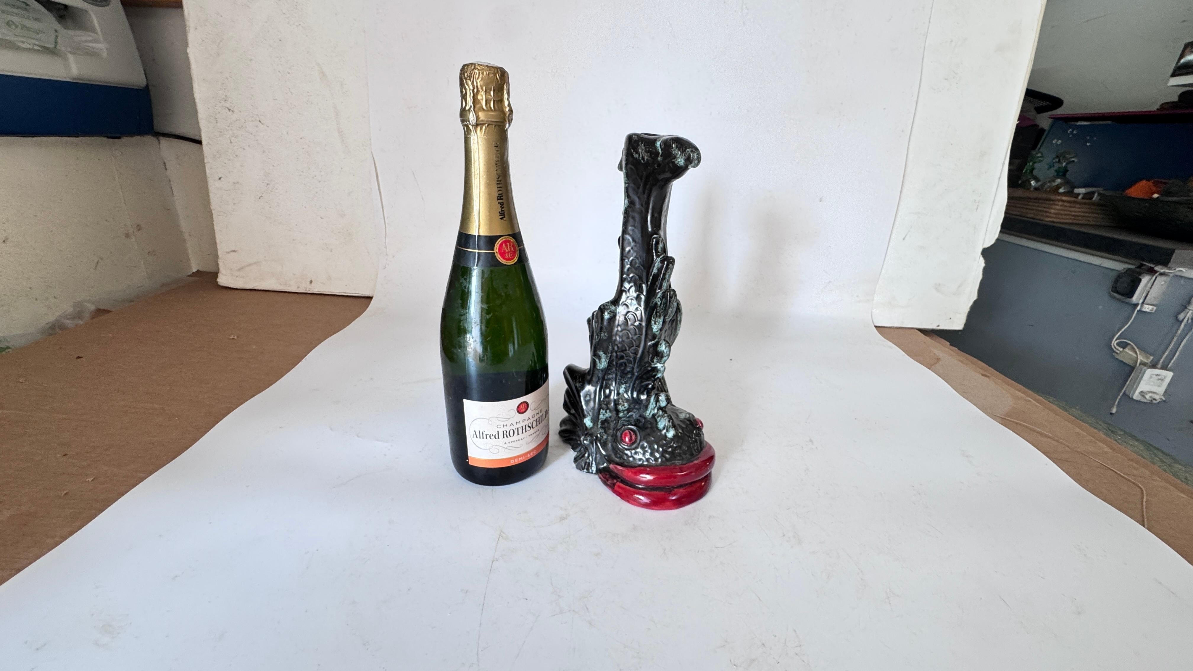  Candeliere scultoreo in ceramica - Francia - Smalto nero, rosso e verde - Oggetto decorativo unico

Descrizione:
Si tratta di un sorprendente pezzo scultoreo in ceramica, che funge anche da portacandele singolo. Realizzato in Francia, probabilmente