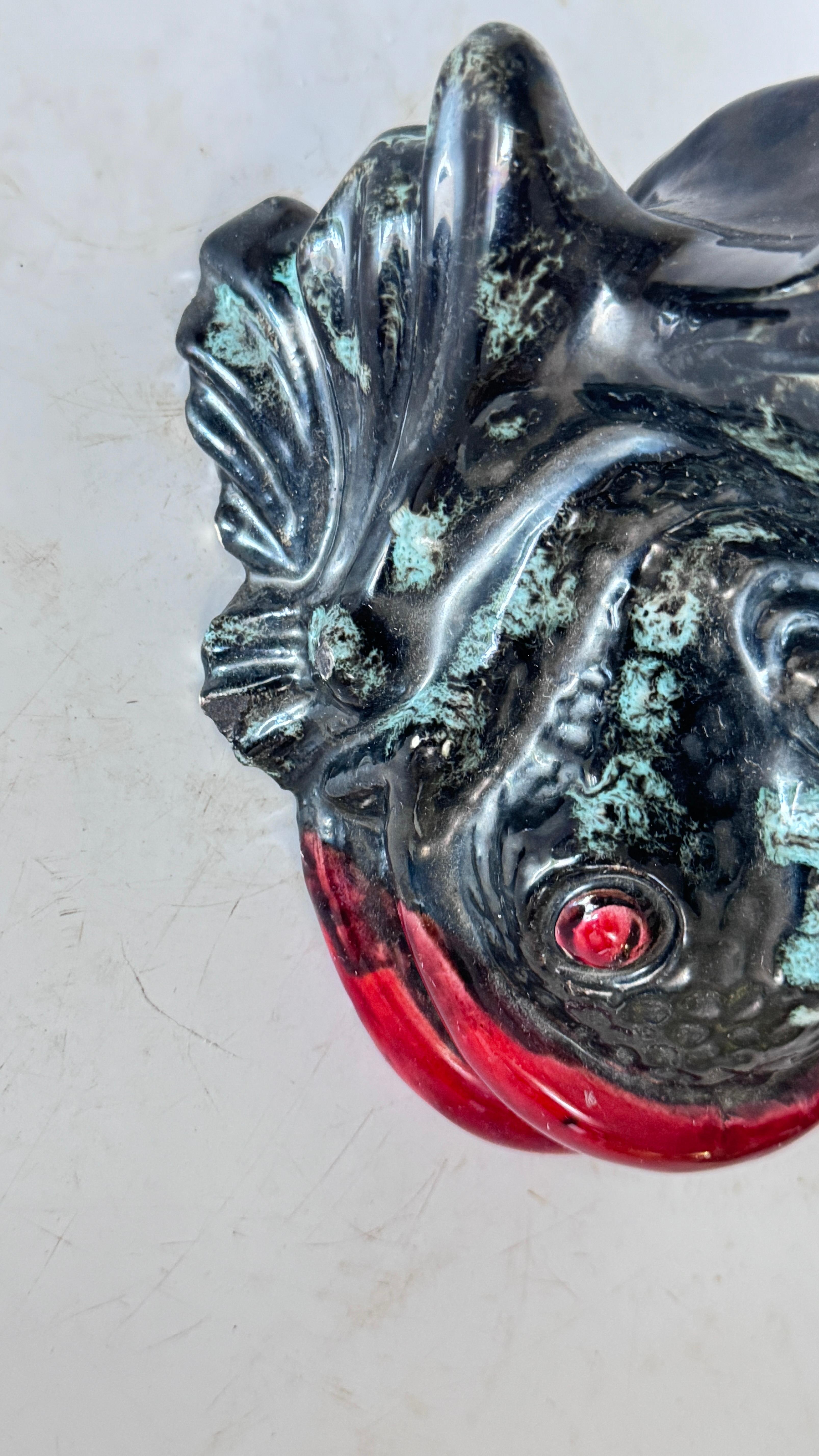 Ceramica Candeliere scultoreo in ceramica - Francia - Smalto nero, rosso & verde in vendita