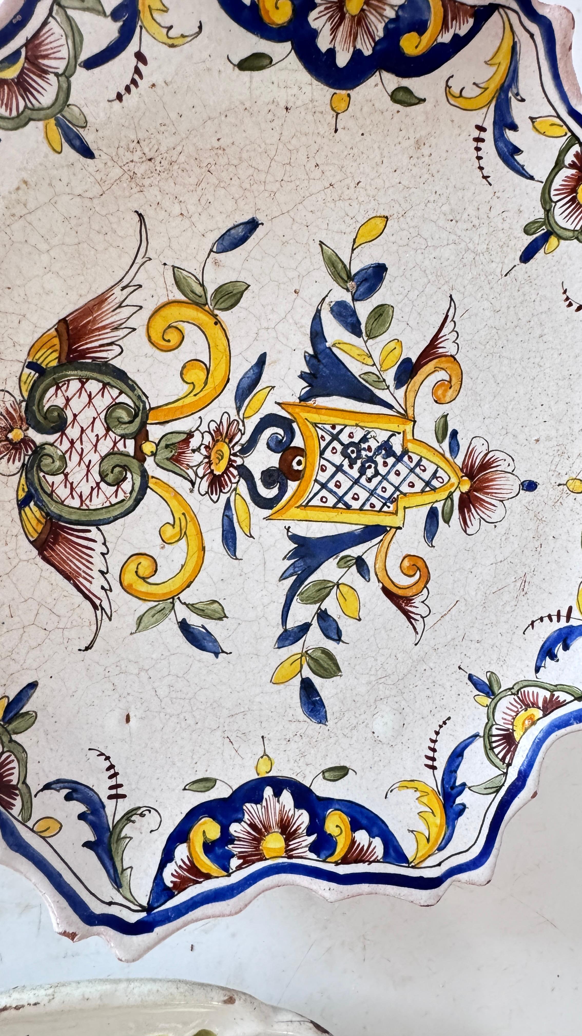 Faïence Paire d'assiettes en faïence française du XIXe siècle - peintes à la main dans le style de Rouen en vente