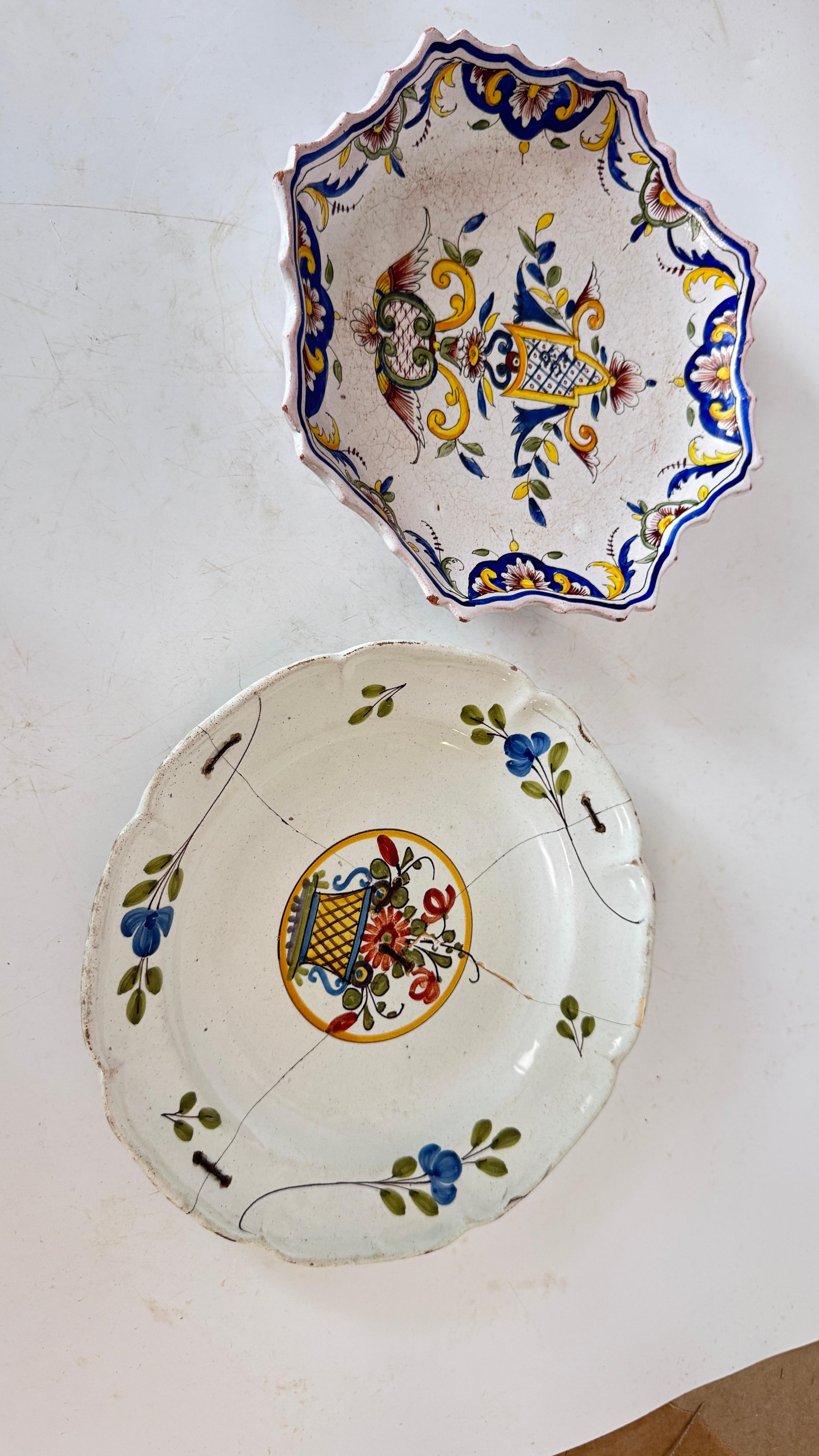 Provincial français Paire d'assiettes en faïence française du XIXe siècle - peintes à la main dans le style de Rouen en vente