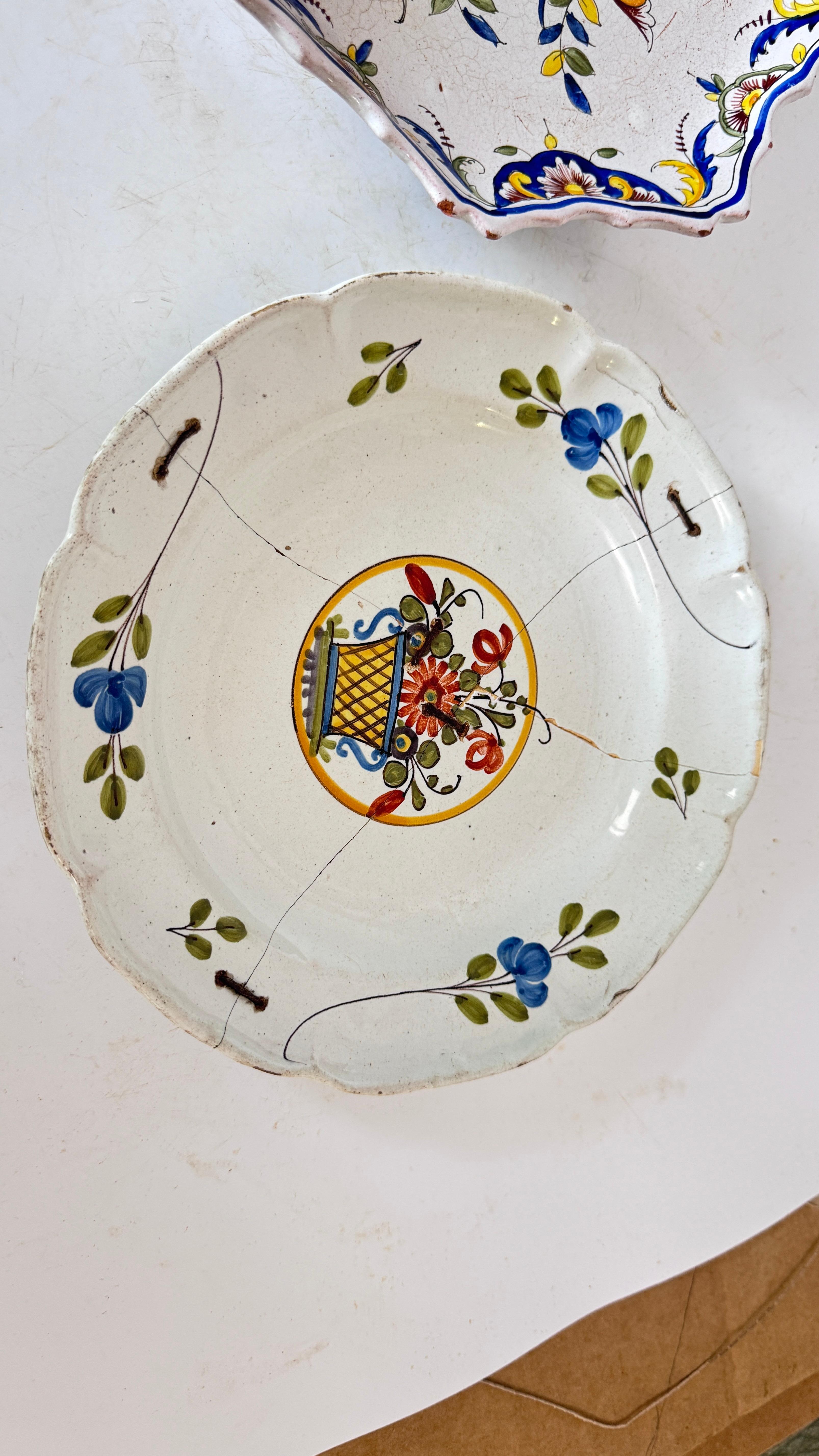 Peint à la main Paire d'assiettes en faïence française du XIXe siècle - peintes à la main dans le style de Rouen en vente