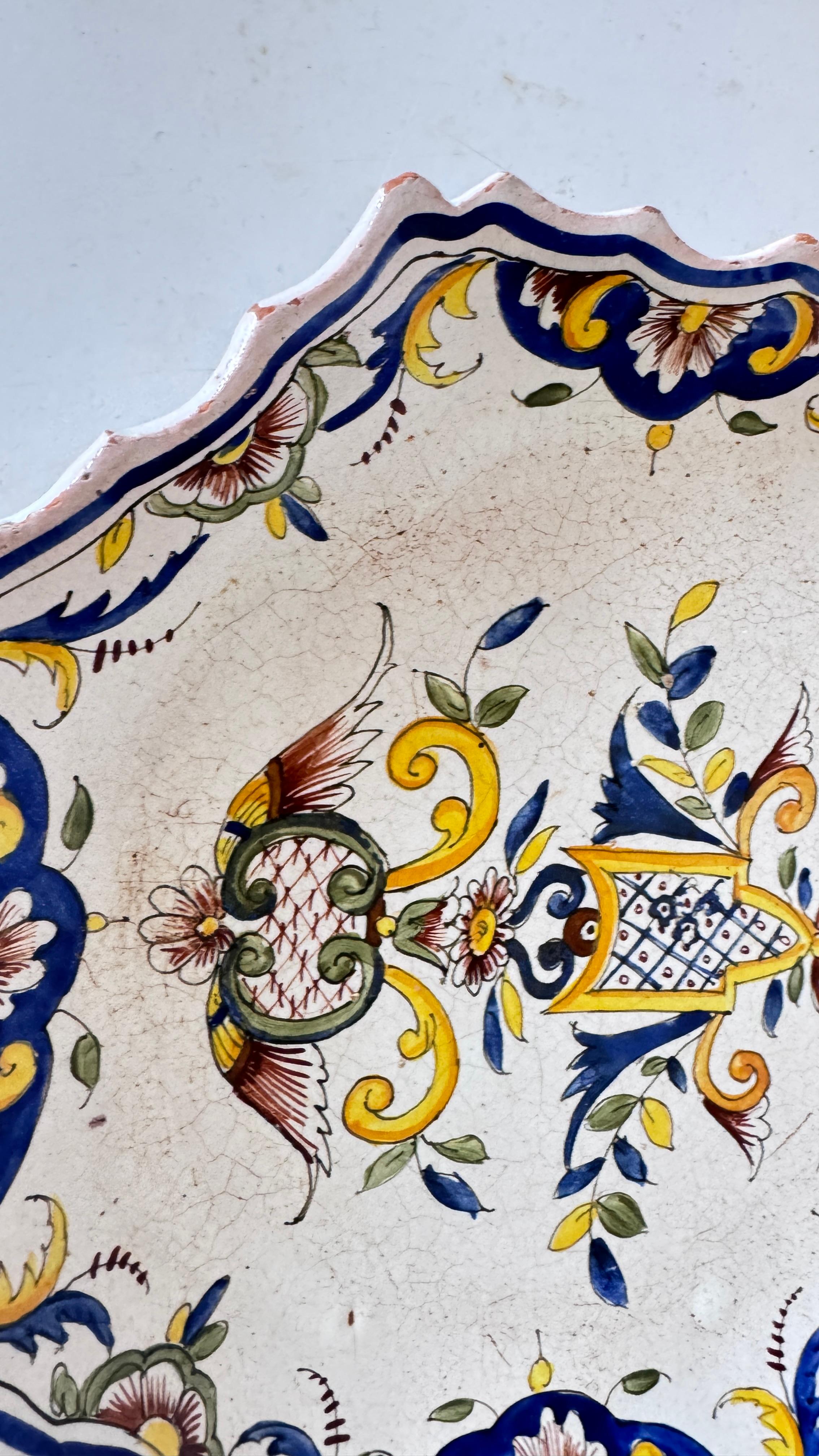 Paire d'assiettes en faïence française du XIXe siècle - peintes à la main dans le style de Rouen en vente 3