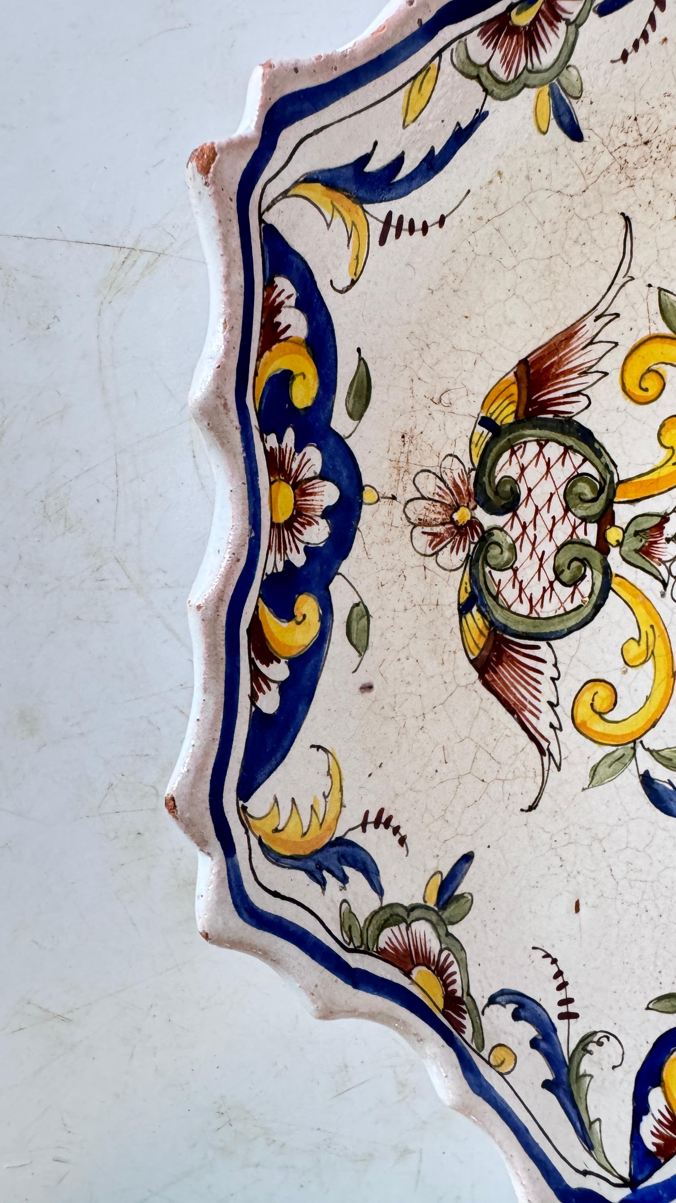 Paire d'assiettes en faïence française du XIXe siècle - peintes à la main dans le style de Rouen en vente 2