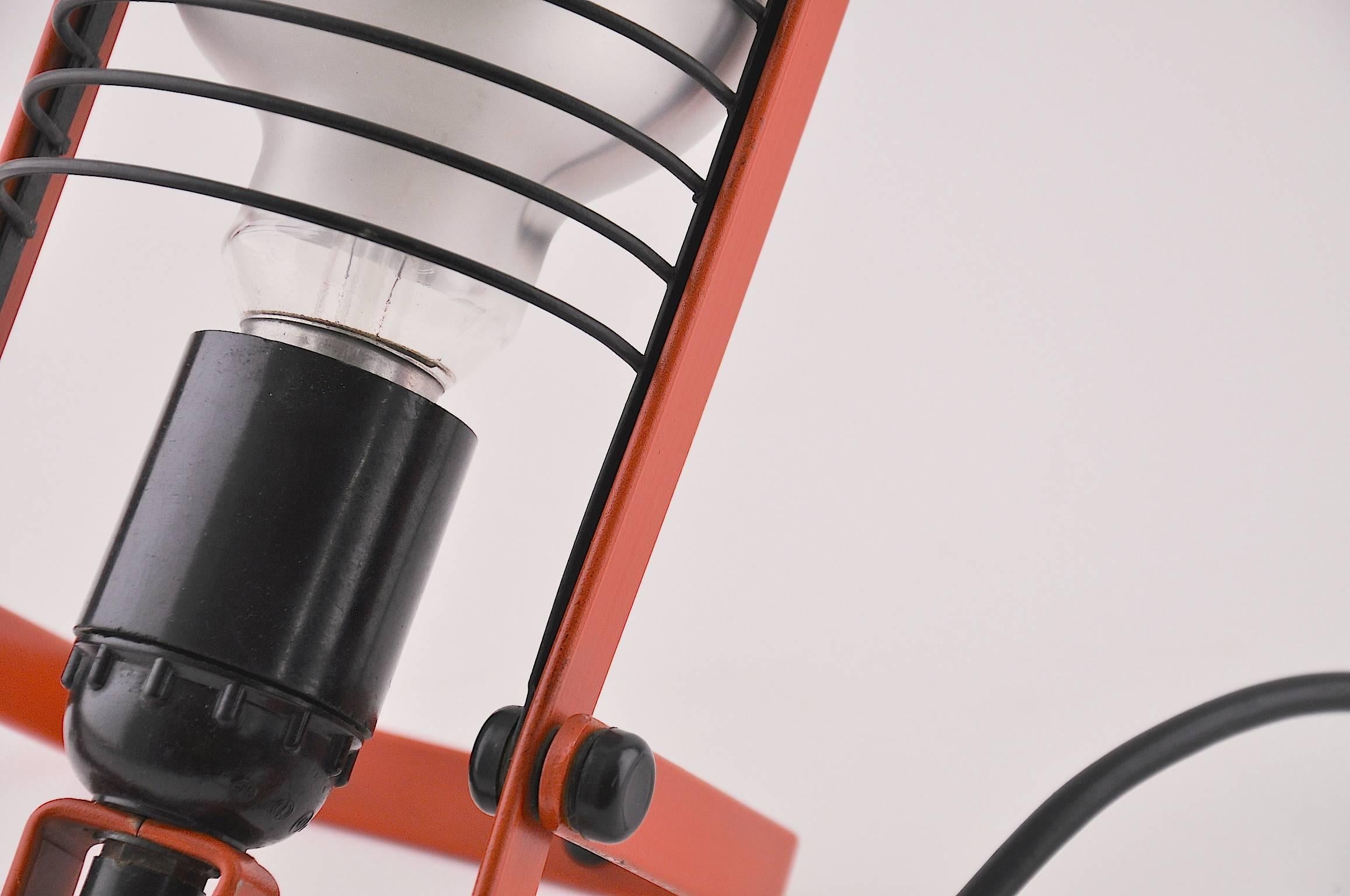 Moderne Petite lampe de bureau italienne d'Ernesto Gismondi en vente