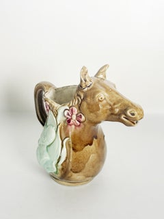 Jarra de mayólica con motivos de caballos, Francia, siglo XX