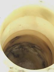 Vaso in alabastro nello stile di Ettorre Sottsass con decorazione di coralli