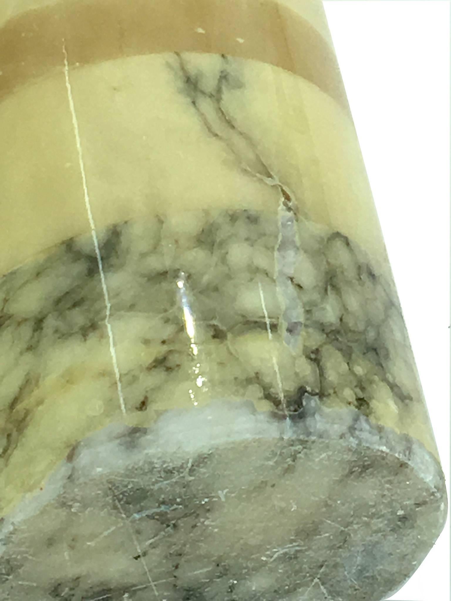 Alabastervase im Stil von Ettorre Sottsass mit Korallendekoration aus Alabaster im Zustand „Gut“ im Angebot in Auribeau sur Siagne, FR