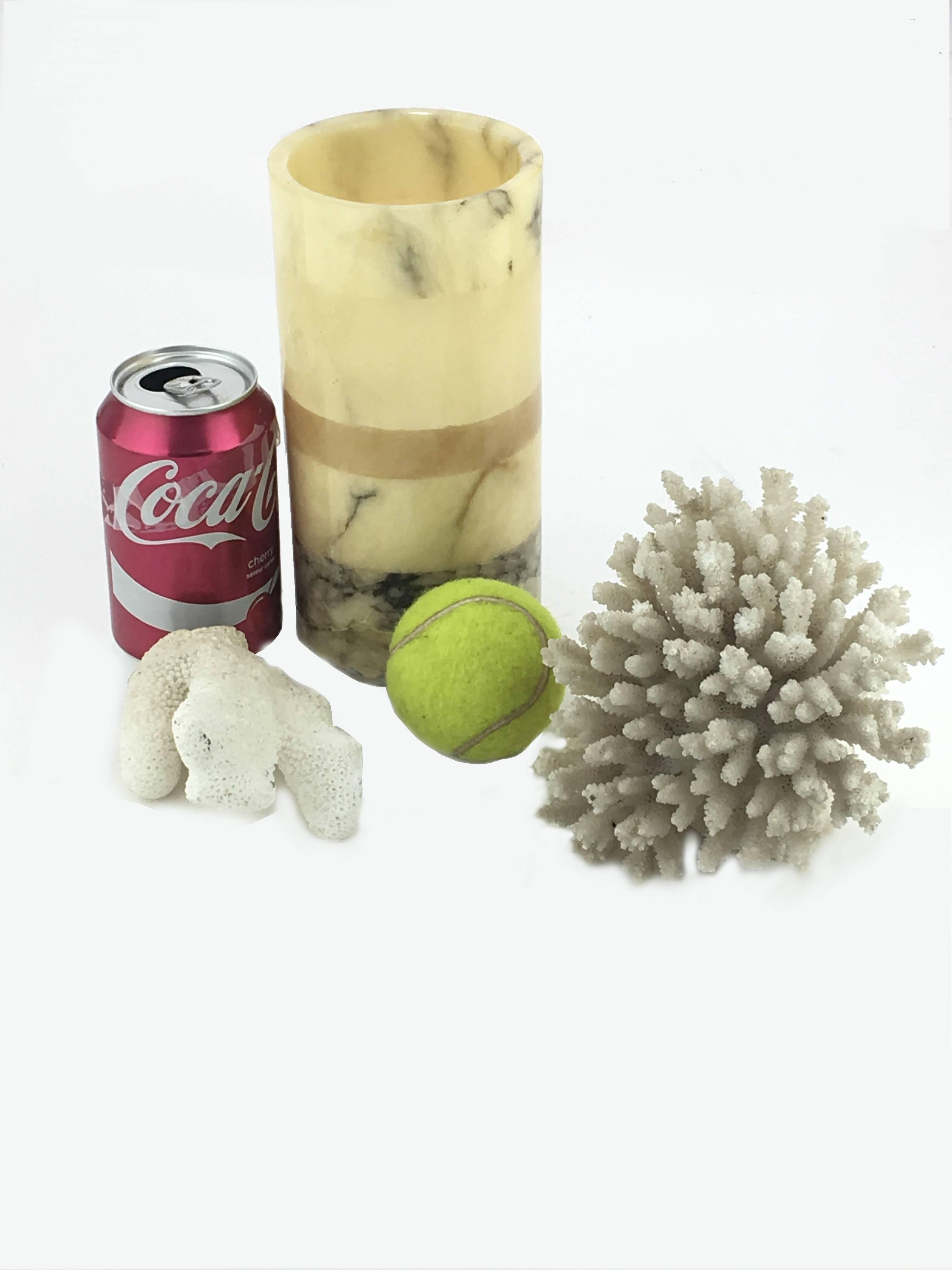 Alabastervase im Stil von Ettorre Sottsass mit Korallendekoration aus Alabaster im Angebot 1