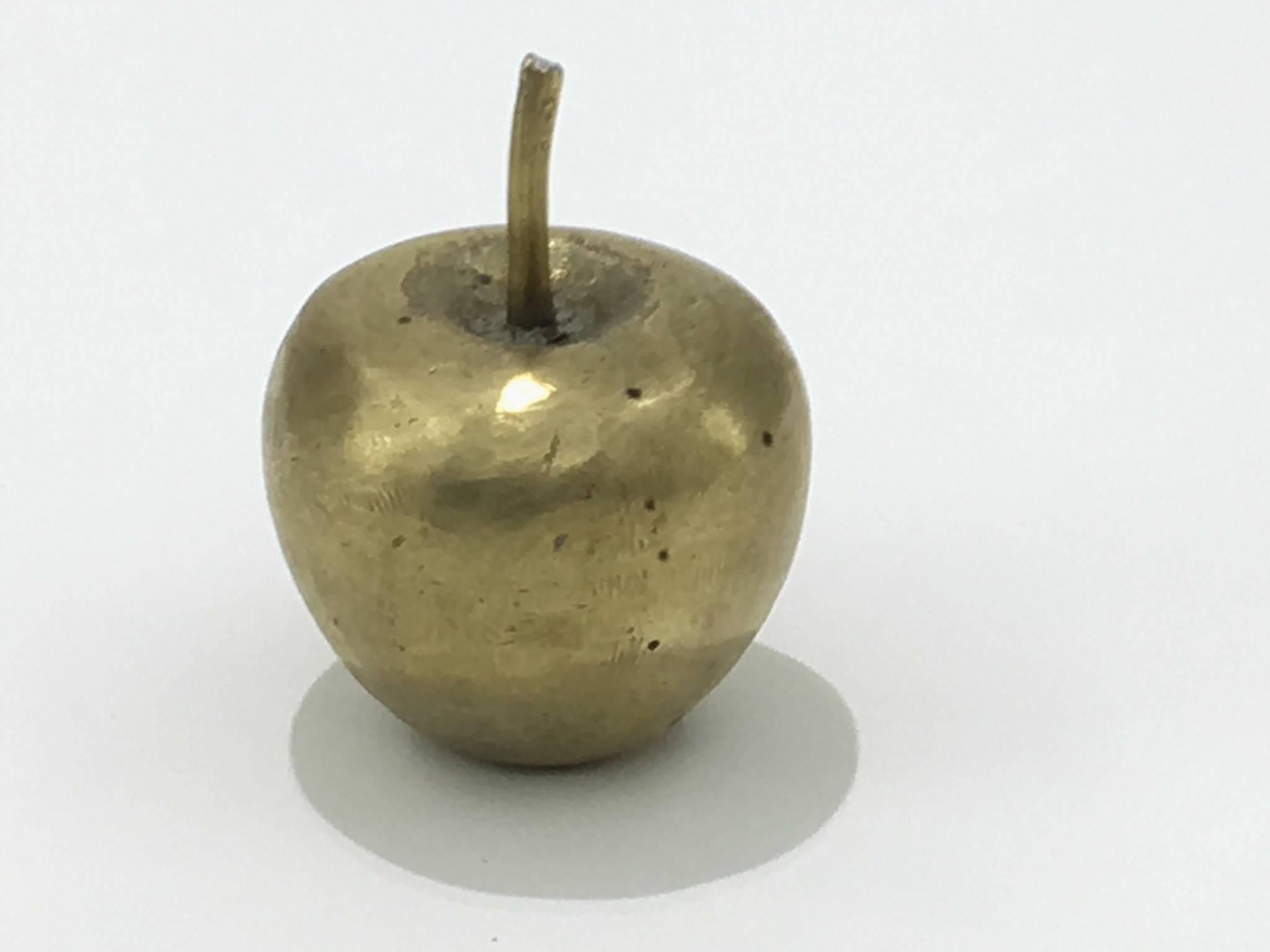 Mid-Century Brass Apple Paper Press or Natural Sculpture In Excellent Condition In Auribeau sur Siagne, FR