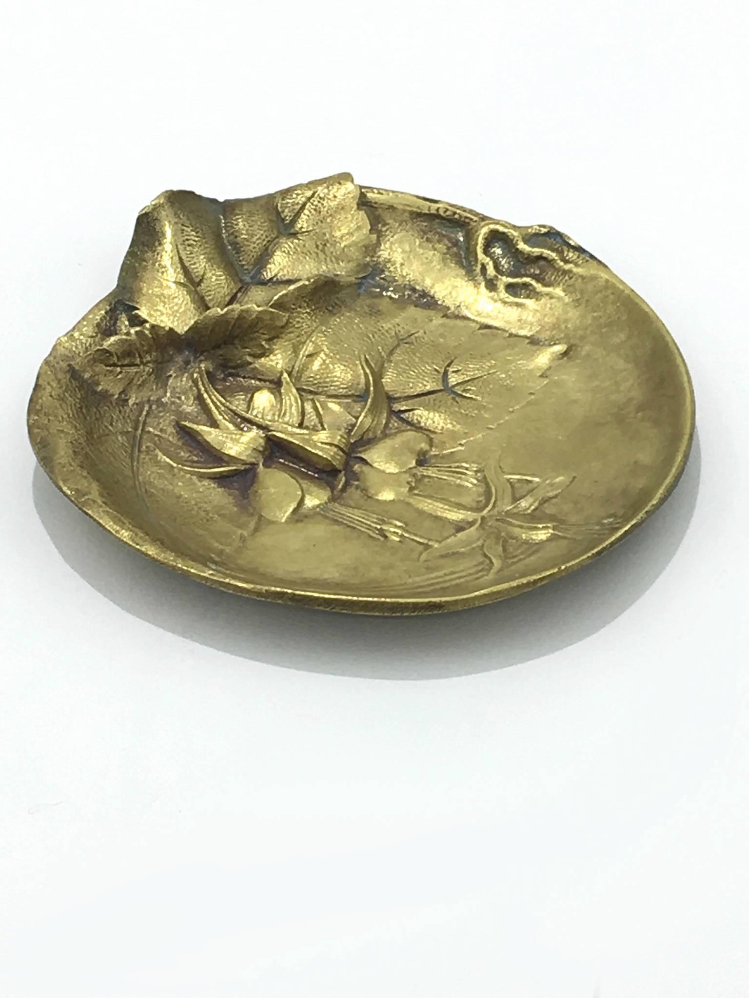 Brass Ashtray with Floral Decors In Excellent Condition For Sale In Auribeau sur Siagne, FR