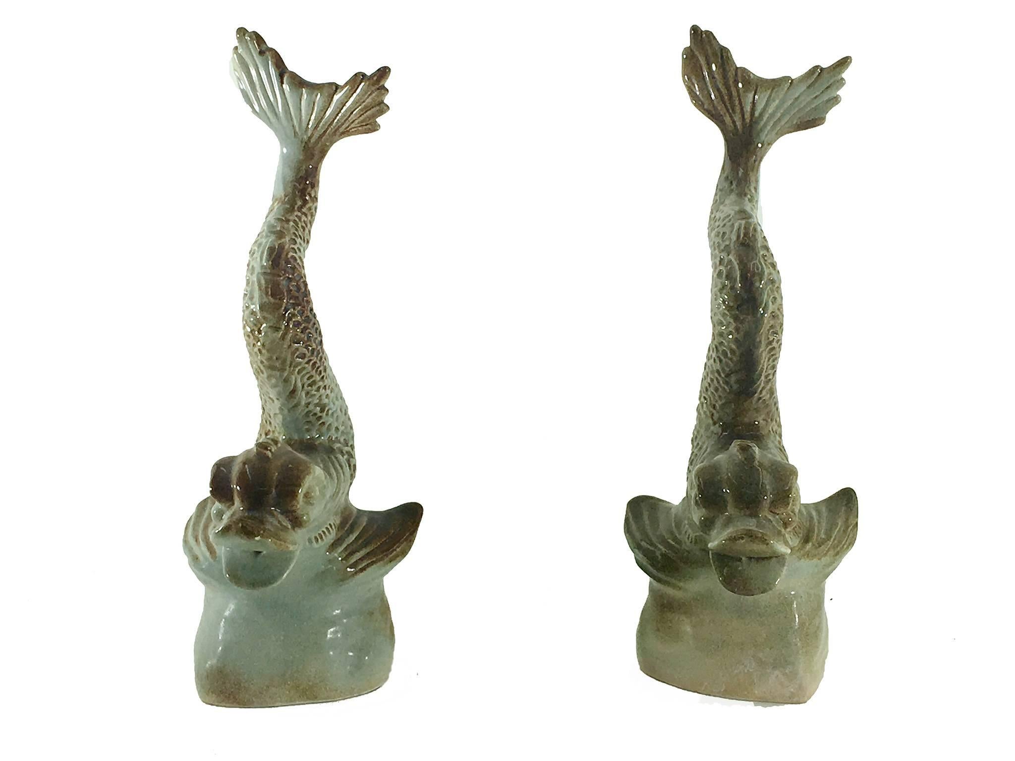 Céramique Paire de sculptures ou de garnitures en céramique représentant des poissons en vente
