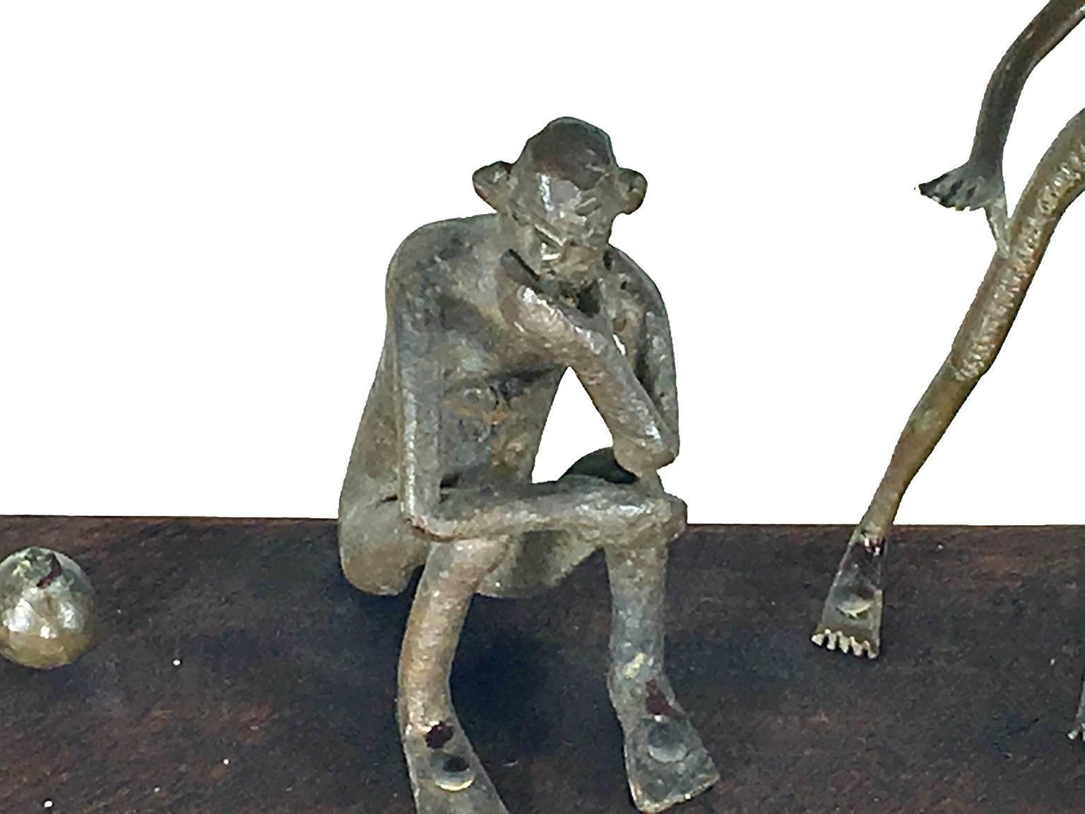 Burkinabé Scultura africana in bronzo con personaggi che giocano in vendita