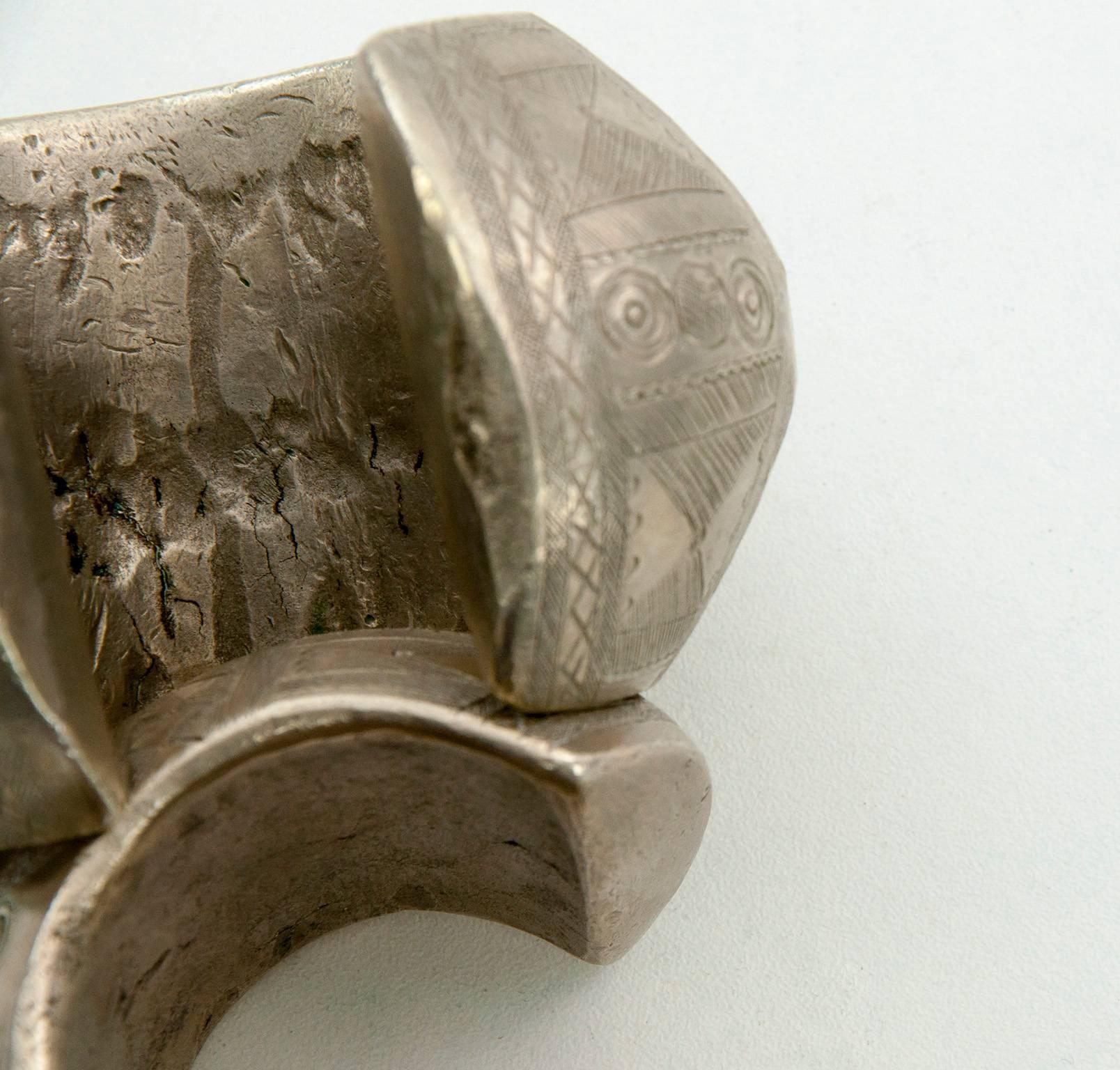 Colonial britannique Paire de bracelets de mariage africains en bronze massif