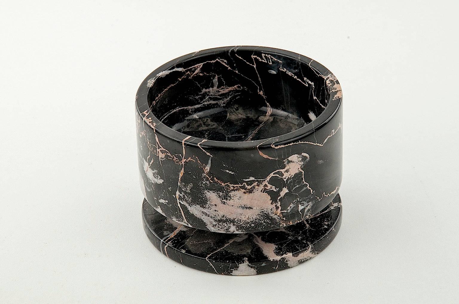 Mid-Century Modern Vide Poche or Ashtray in Marble in the Style of Tail Oggetti
