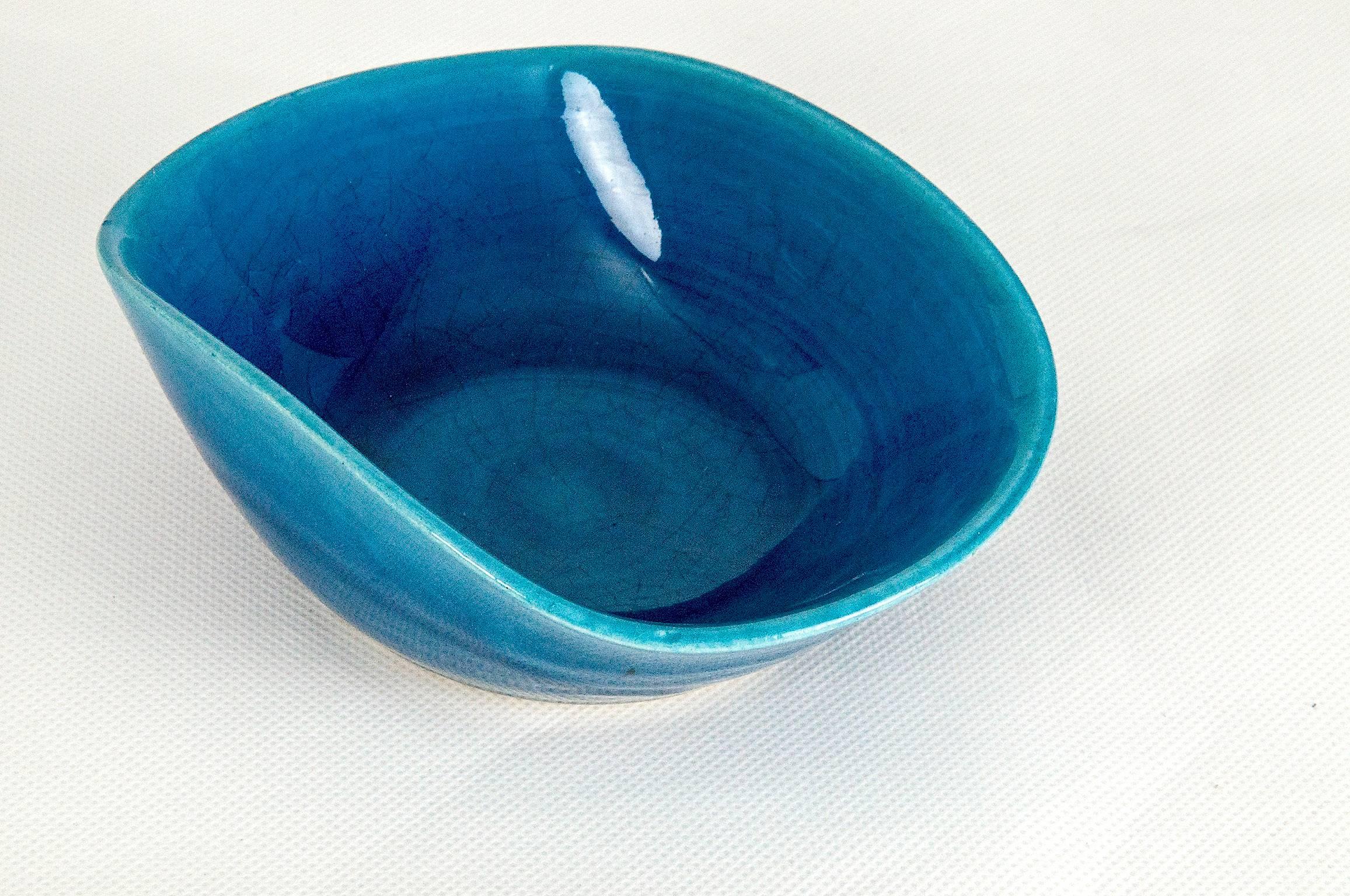 French blue cup or centrepiece in ceramic
ashtray, cracked ceramic.
