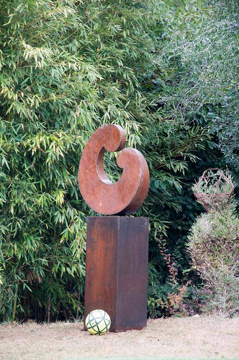 Contemporary outdoor large abstract steel sculpture, model Tendresse
Garden sculpture; outside sculpture, metal large sculpture.