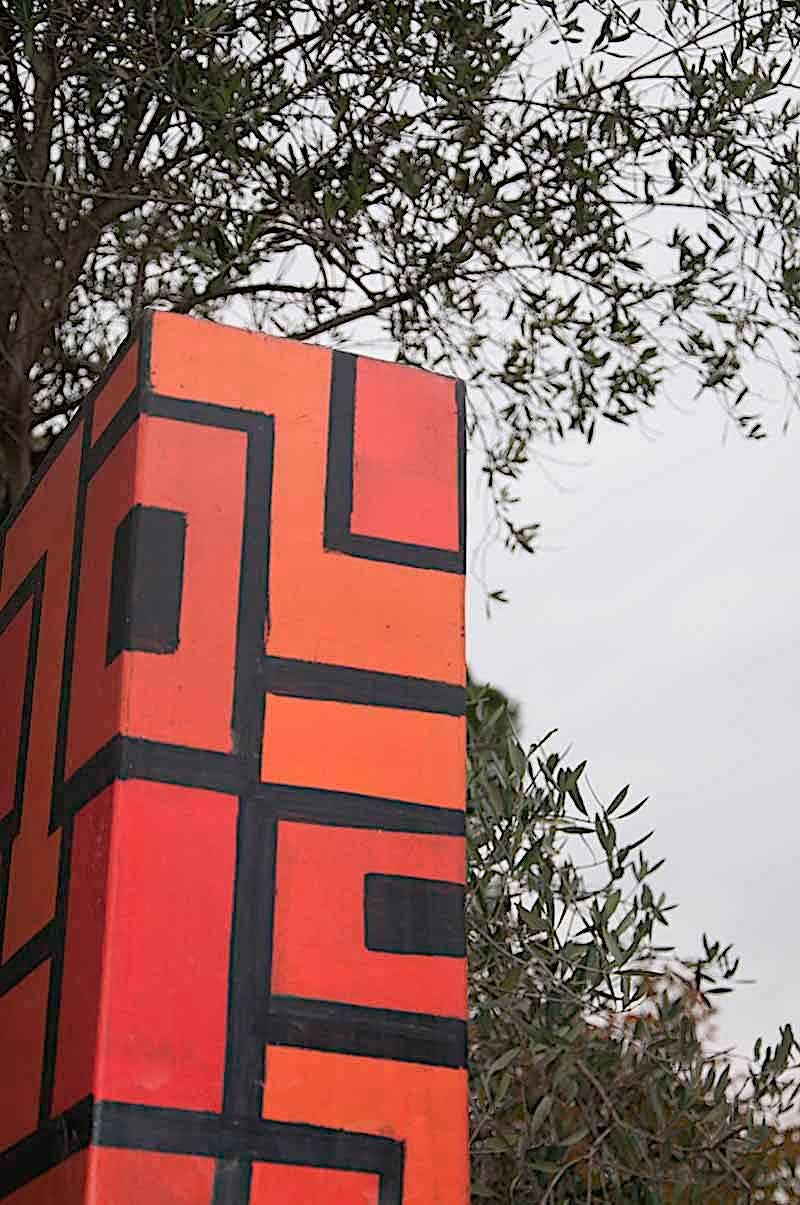Contemporary Outdoor Large Abstract Steel Painted Sculpture, Model Totem In Good Condition In Auribeau sur Siagne, FR
