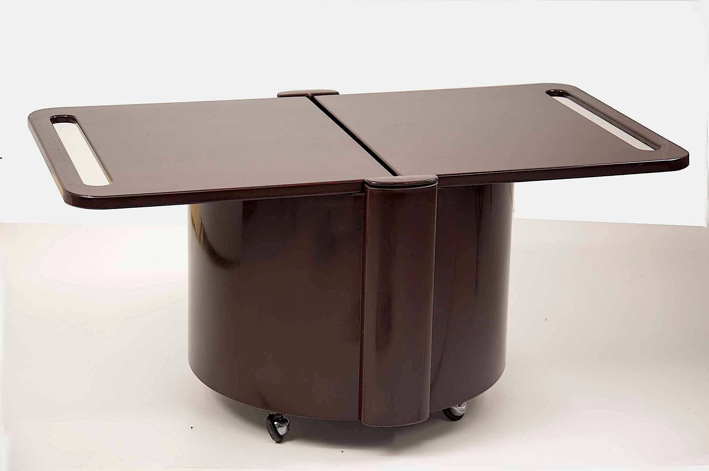Vintage Space Age bar coffee table
Brown low table, in plastic, with four wheels the bar cart is very easy to move.
The plastic panels of the table top folds inside.
