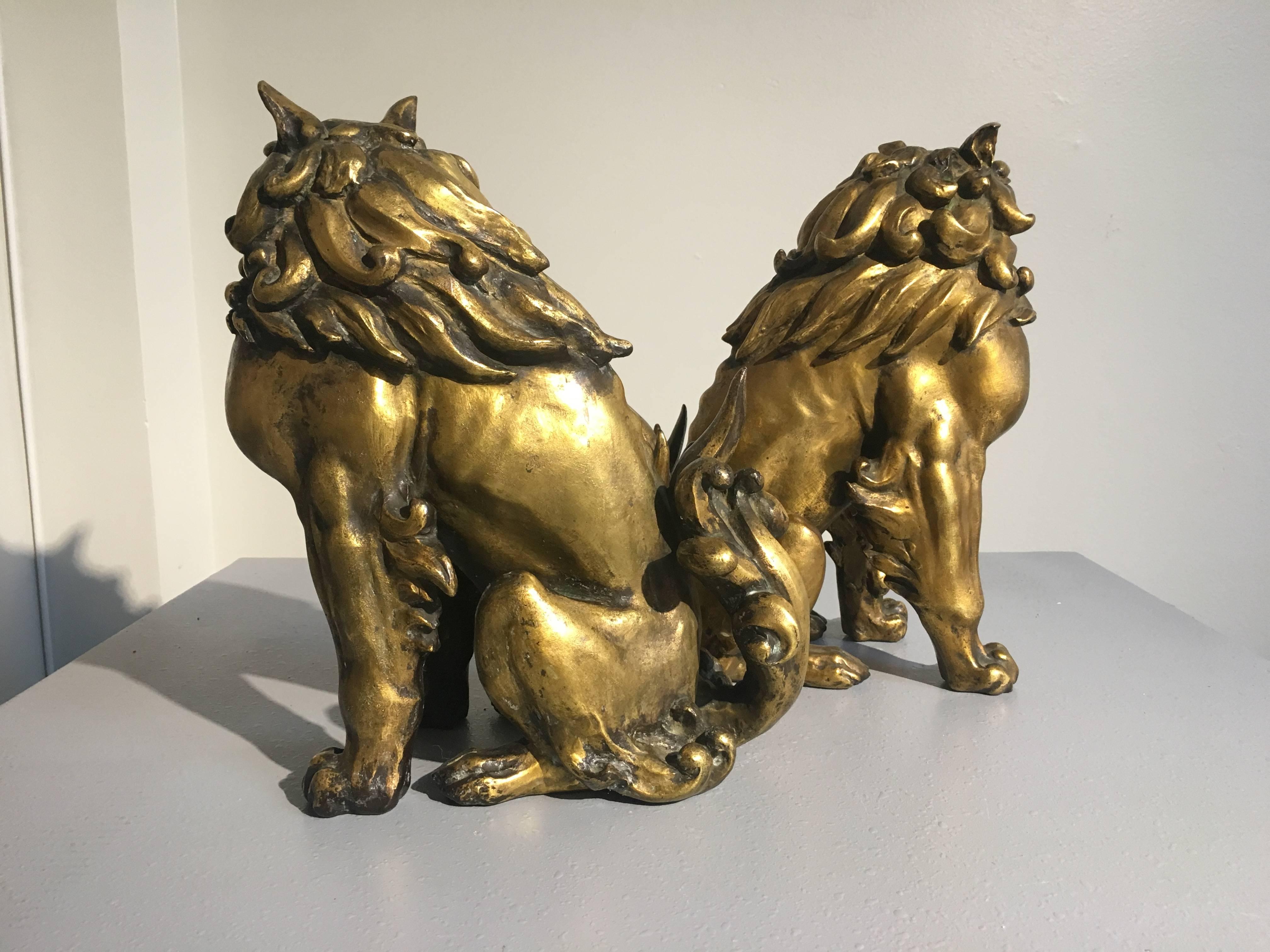 Paar japanische Komainu aus vergoldeter Bronze von Ishikawa Komei, Meiji-Periode im Zustand „Gut“ im Angebot in Austin, TX