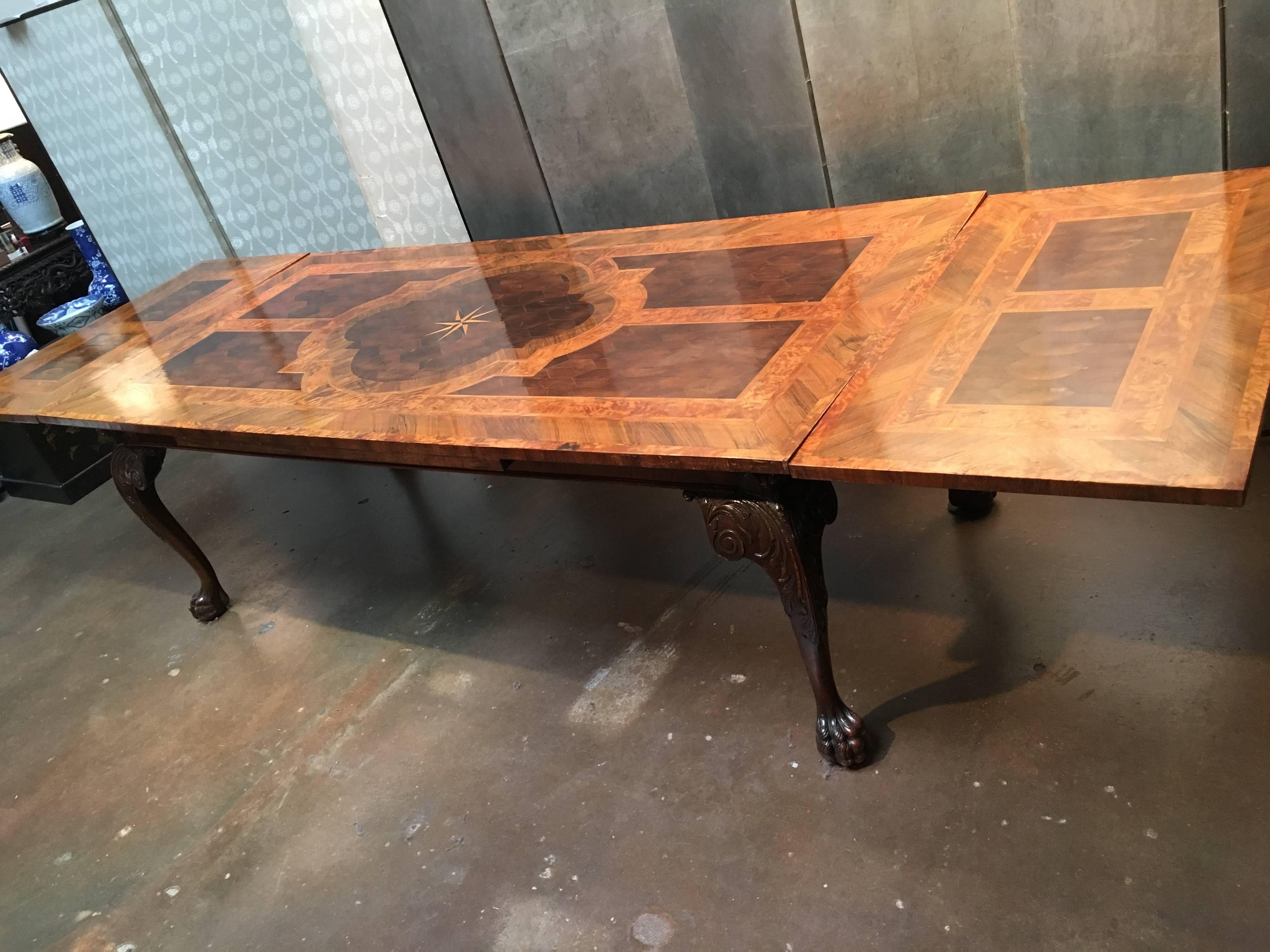 English George III Marquetry Extendable Dining Table In Good Condition In Austin, TX