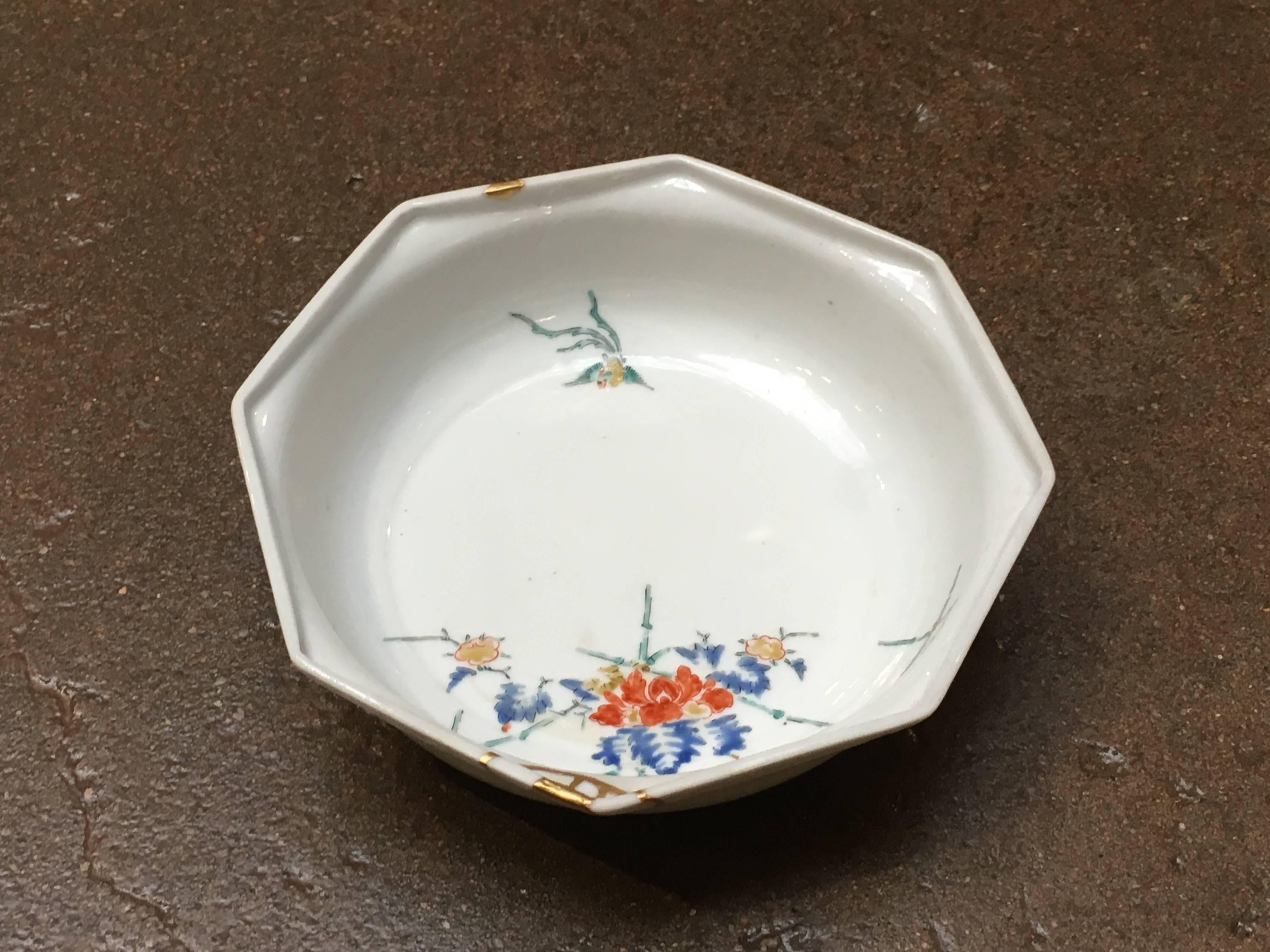 A refined early Edo Period Kakiemon bowl with an octagonal rim. 
The interior of the bowl with a restrained decoration in overglazed enamels in the typical Kakiemon palette. One side featuring a floral spray, the other a long tailed bird in flight.