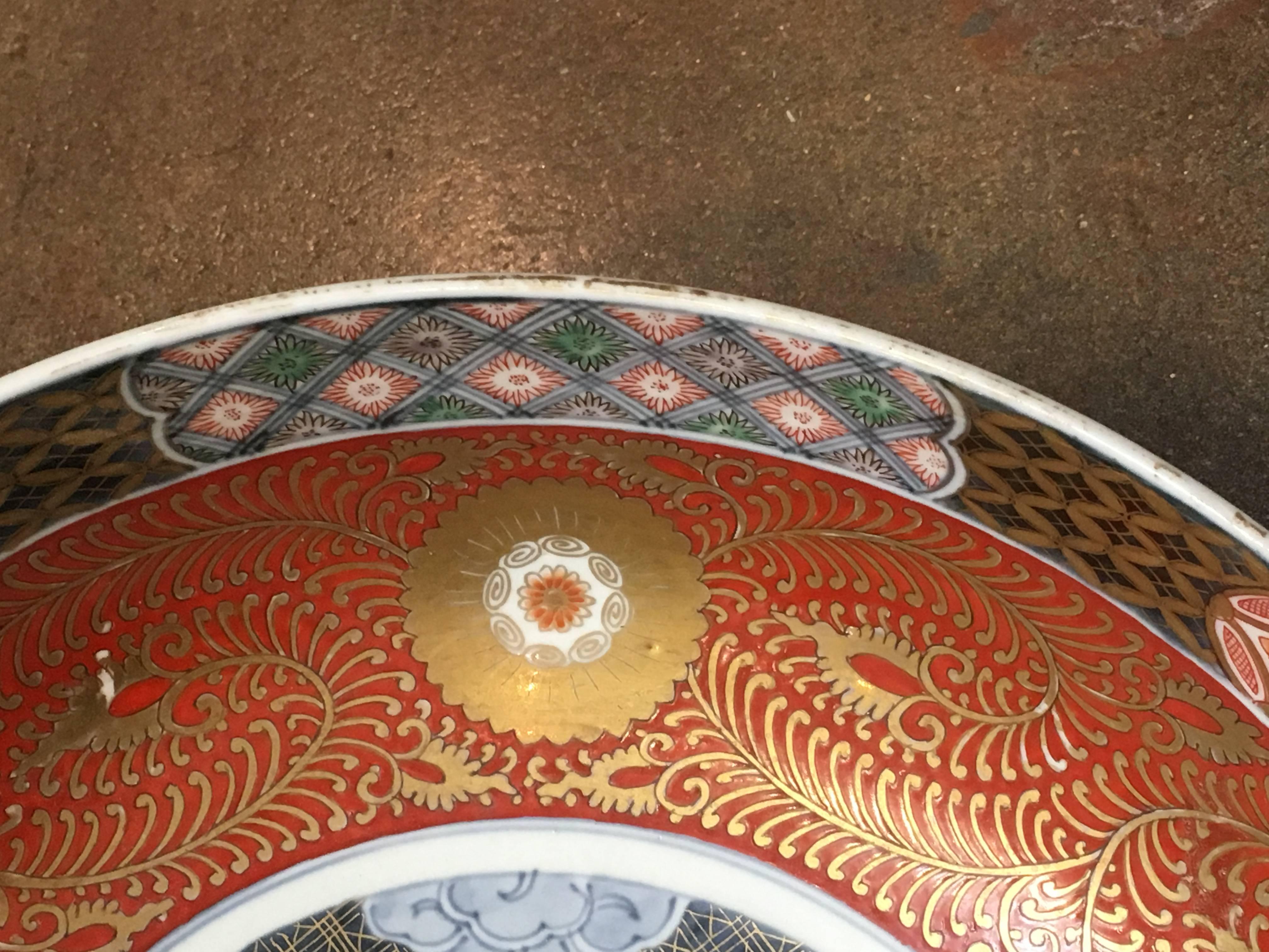 Large Japanese Edo Period Imari Bowl with Rabbit Design, Early 19th Century In Good Condition In Austin, TX