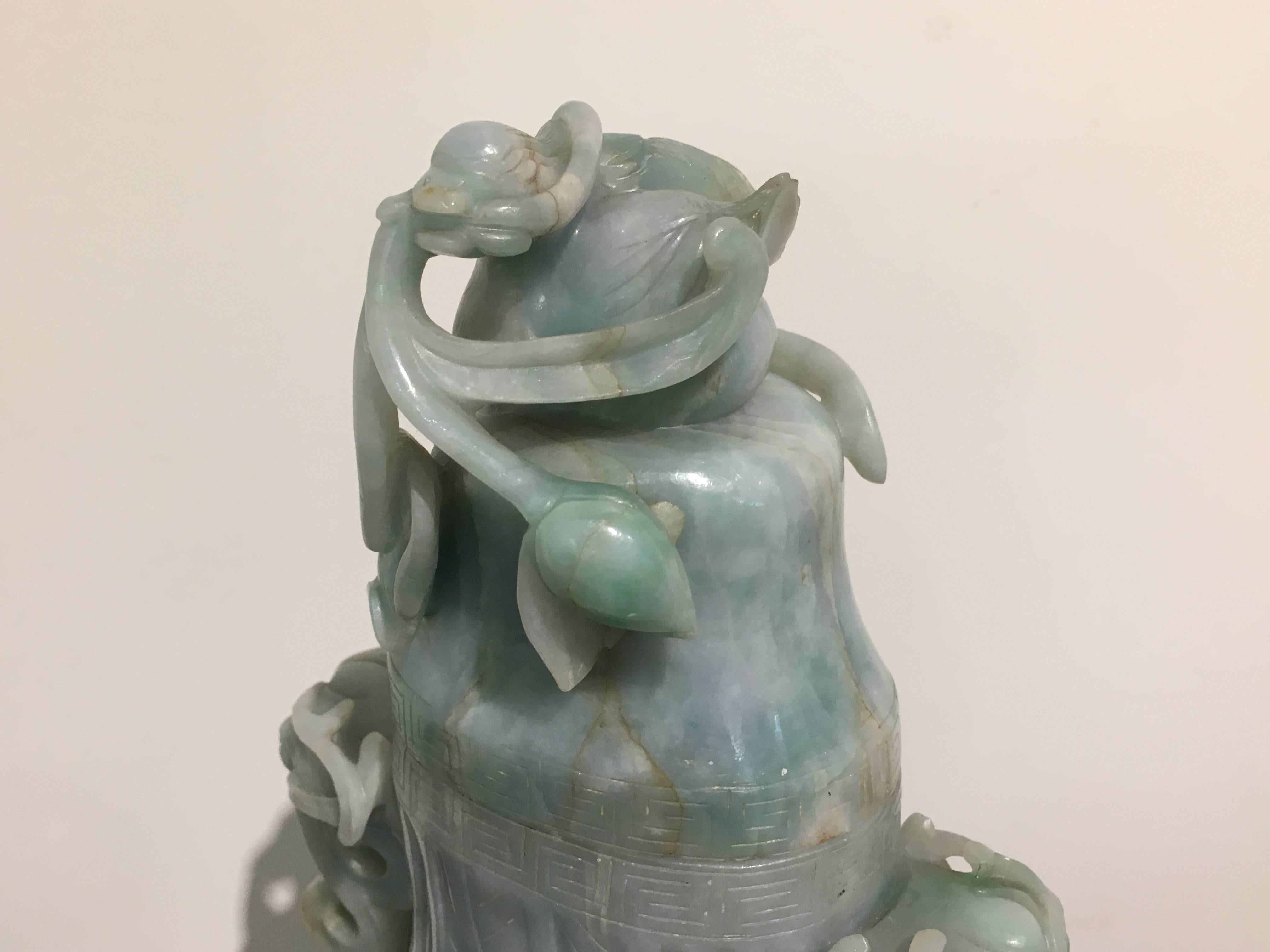 Bois de feuillus Grand vase chinois en jade sculpté du début du 20e siècle en vente