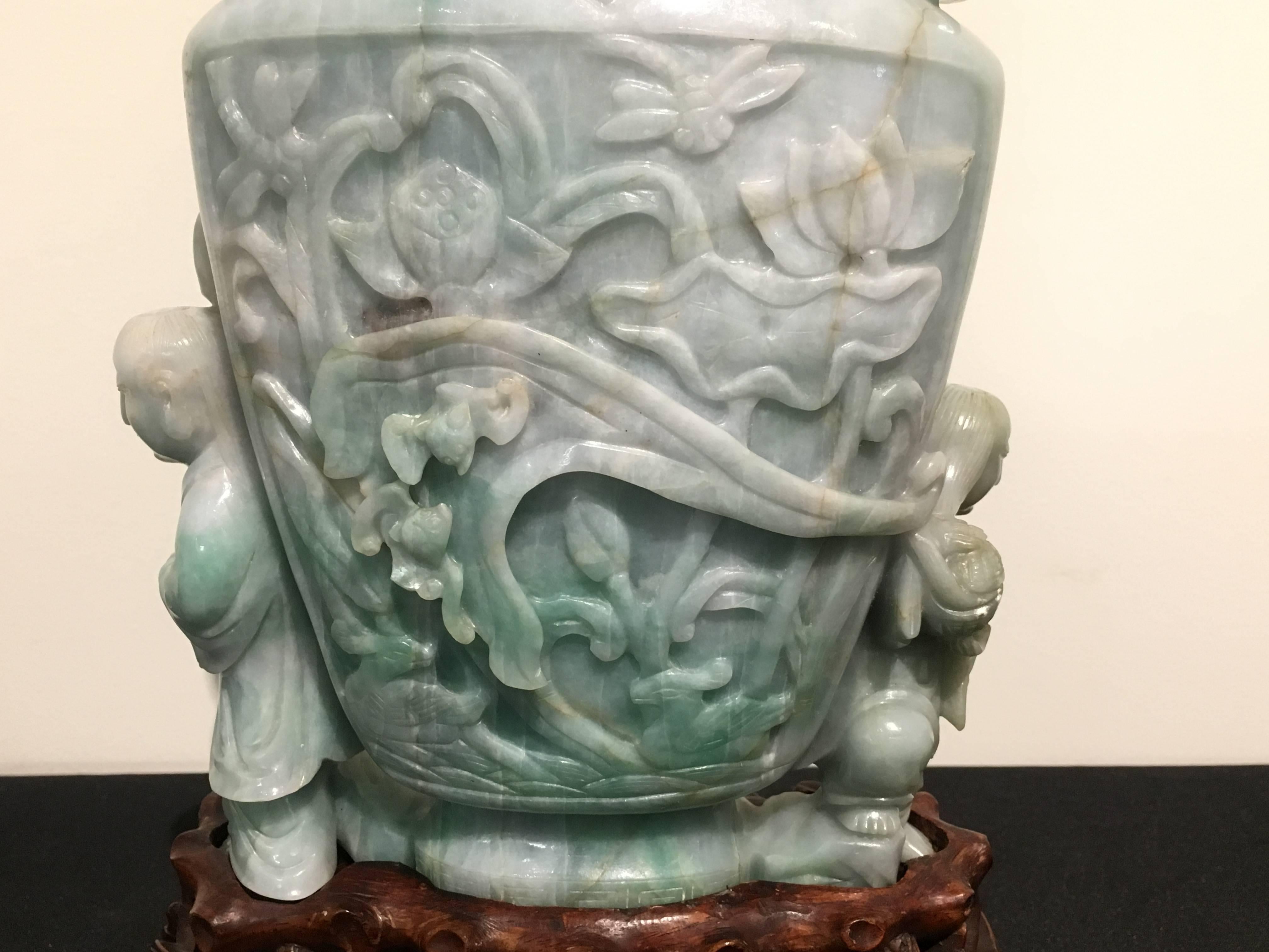 Große chinesische geschnitzte Jade-Vase aus dem frühen 20. Jahrhundert (Handgeschnitzt) im Angebot