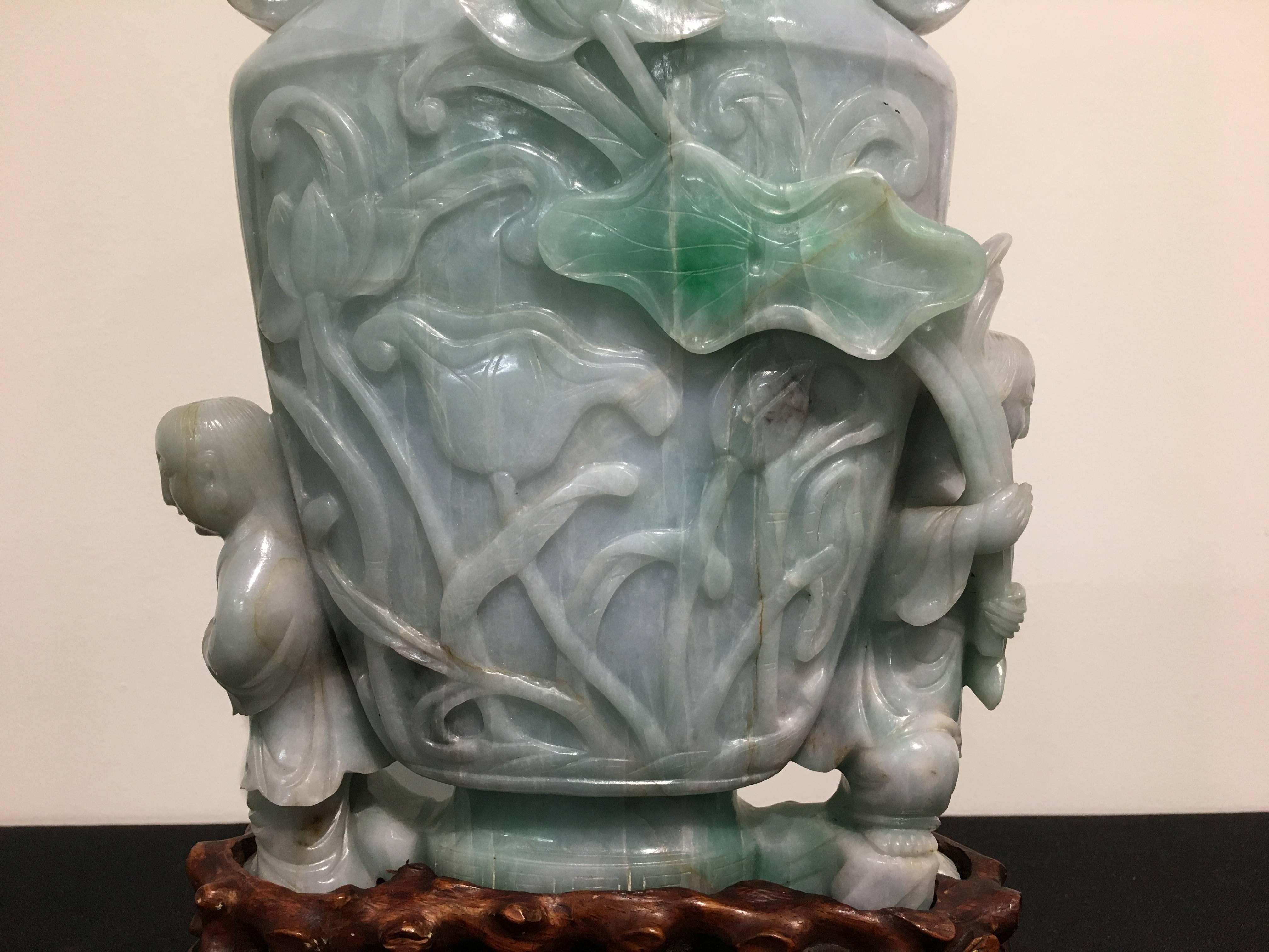Große chinesische geschnitzte Jade-Vase aus dem frühen 20. Jahrhundert (Chinesisch) im Angebot