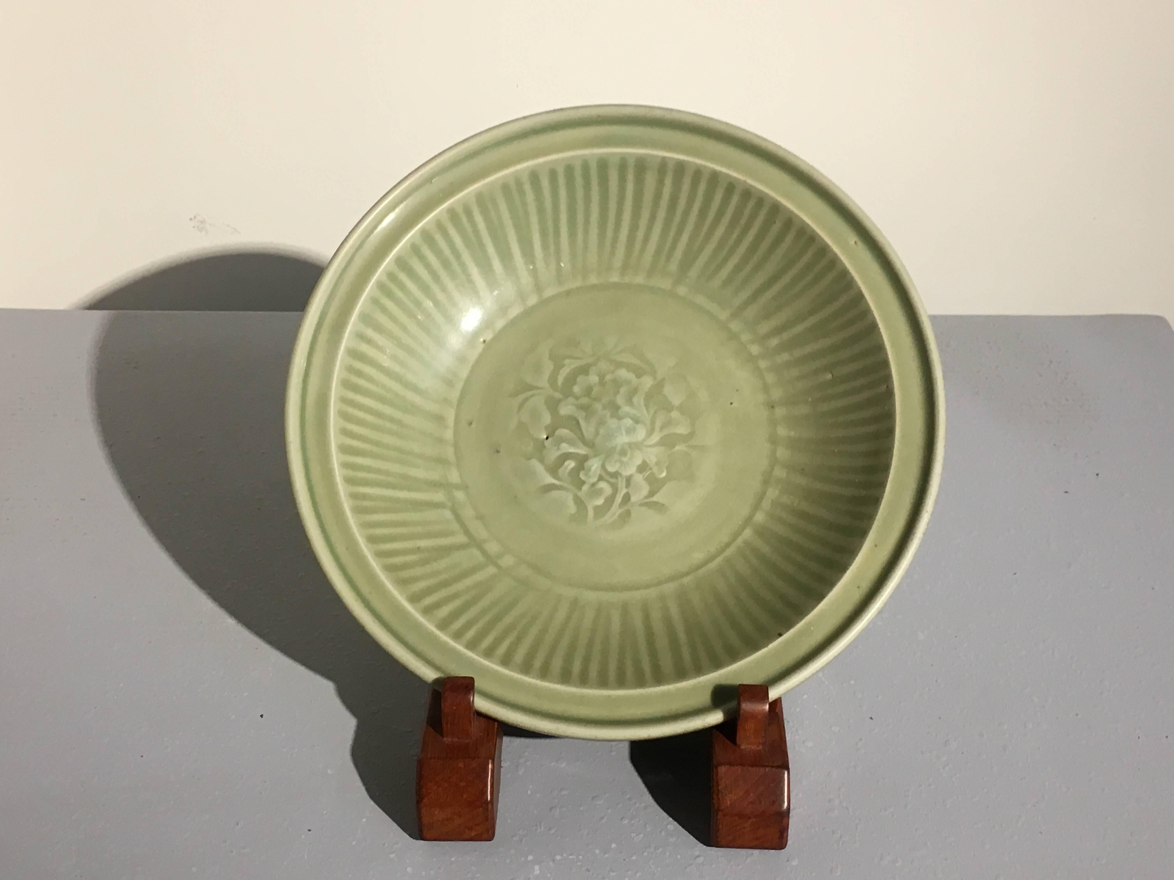 Eine schöne chinesische, glasierte tiefe Schale aus Seladon mit einem eingeprägten Pfingstrosenmuster in der Mitte, Ming-Dynastie, um 1400, Longquan-Brennofen, China. 

Die hübsche Schale ist in einem attraktiven, tiefen Celadongrün gehalten, das an