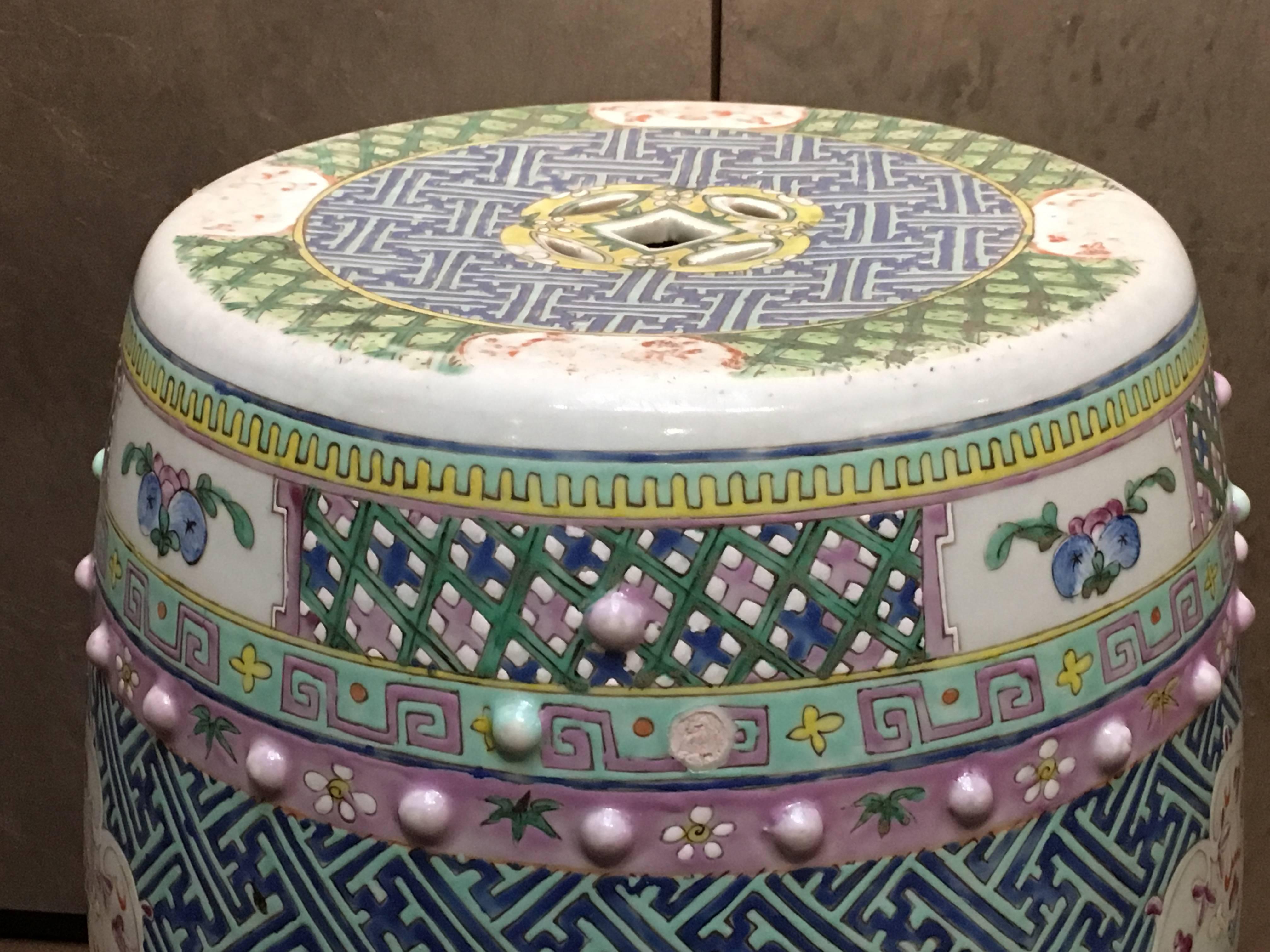 Chinese Qing Dynasty Famille Rose Dragon and Phoenix Porcelain Garden Stool In Good Condition In Austin, TX