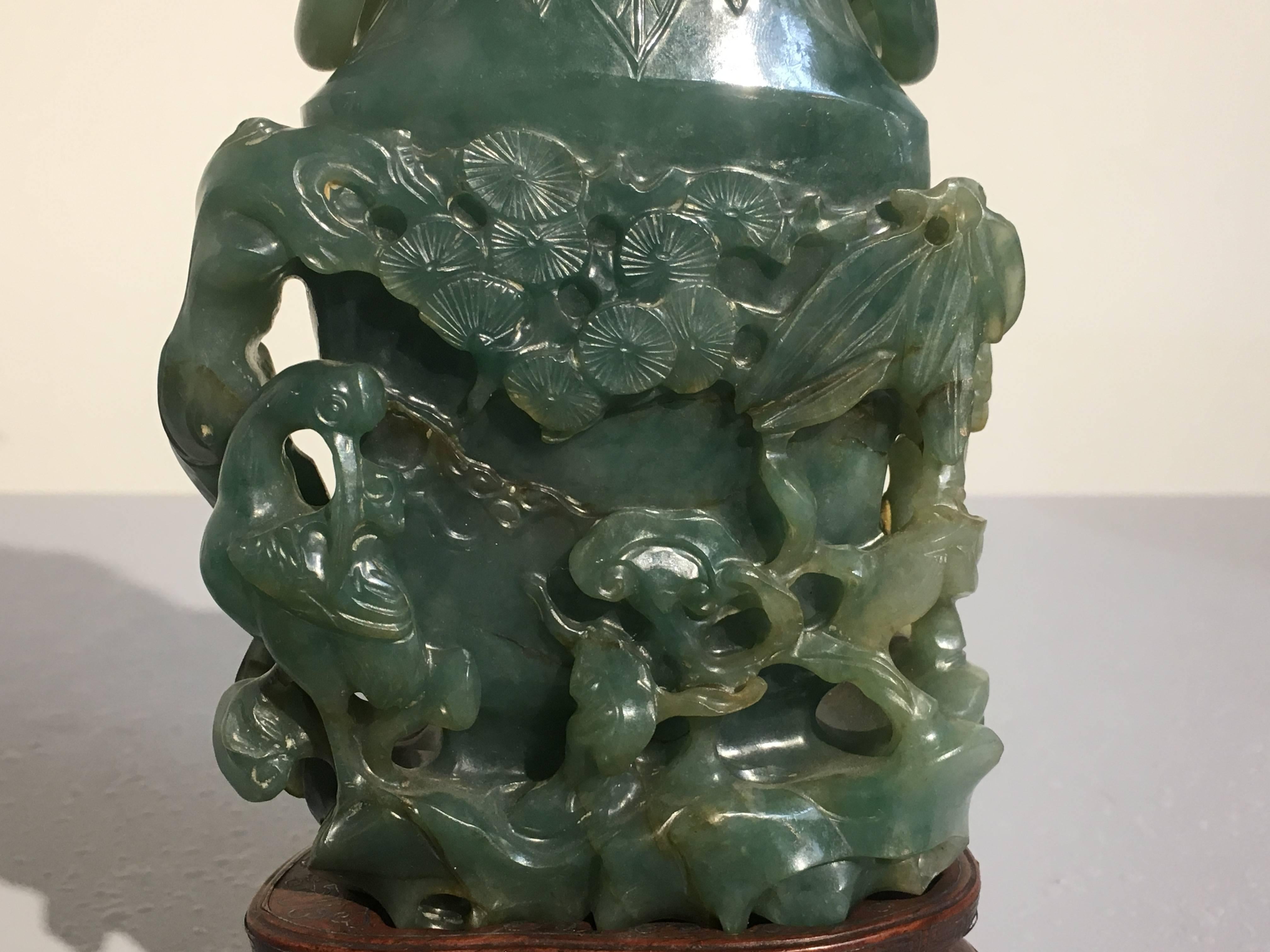 Chinesische geschnitzte Jadeitvase und Deckel, Qing Dynasty, Ex. C.C. Loo im Zustand „Gut“ im Angebot in Austin, TX