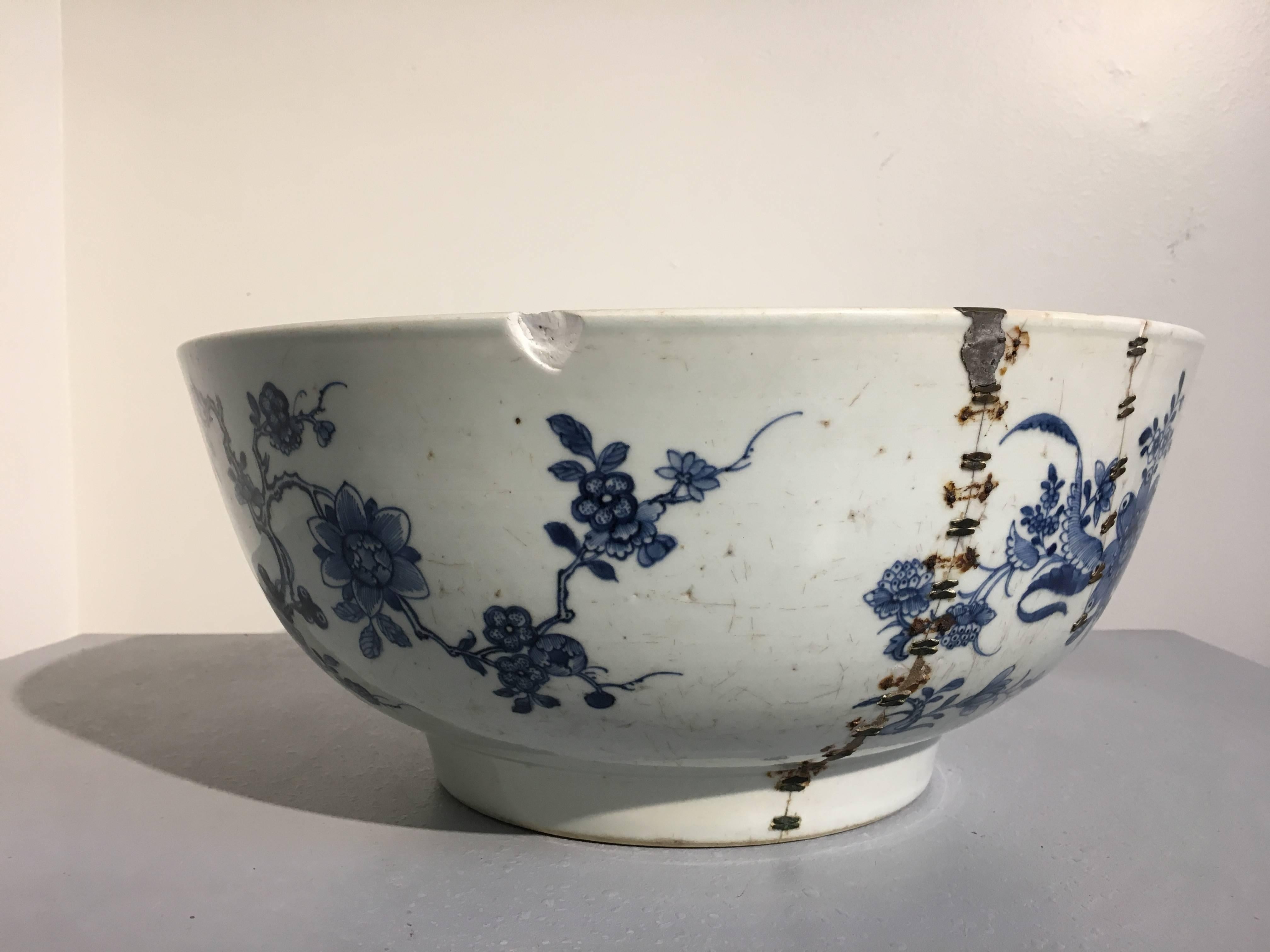 Große chinesische Exportpunchbowl mit Restaurierungen aus Seidenholz, 18. Jahrhundert (Chinesisch) im Angebot