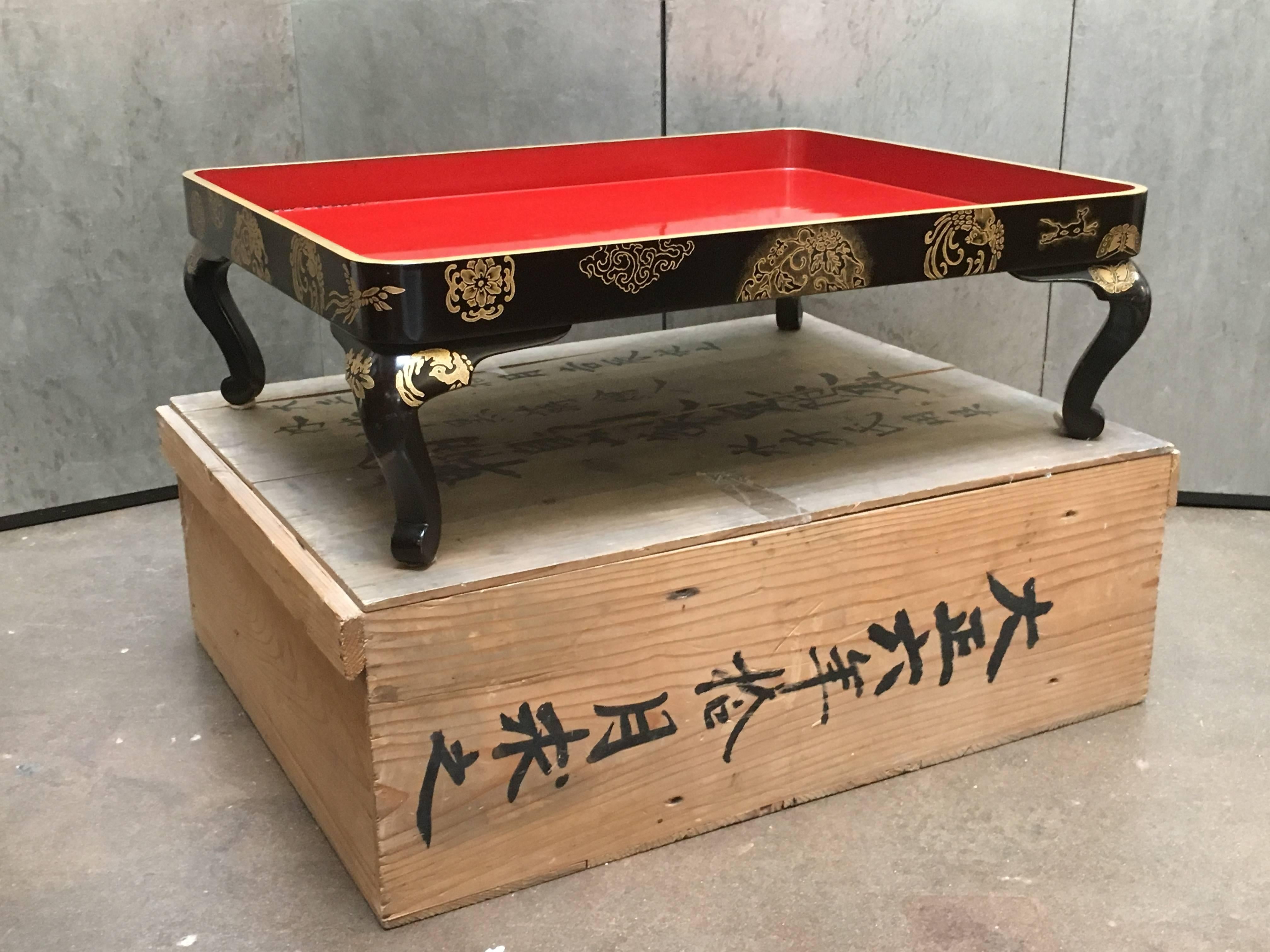 Plateau de présentation en laque rouge et noire maki-e avec boîte de rangement originale en tomobako, période Taisho, daté de 1917, Japon.

Le grand plateau de présentation repose sur des pieds cabriole et est décoré de motifs maki-e (poussière