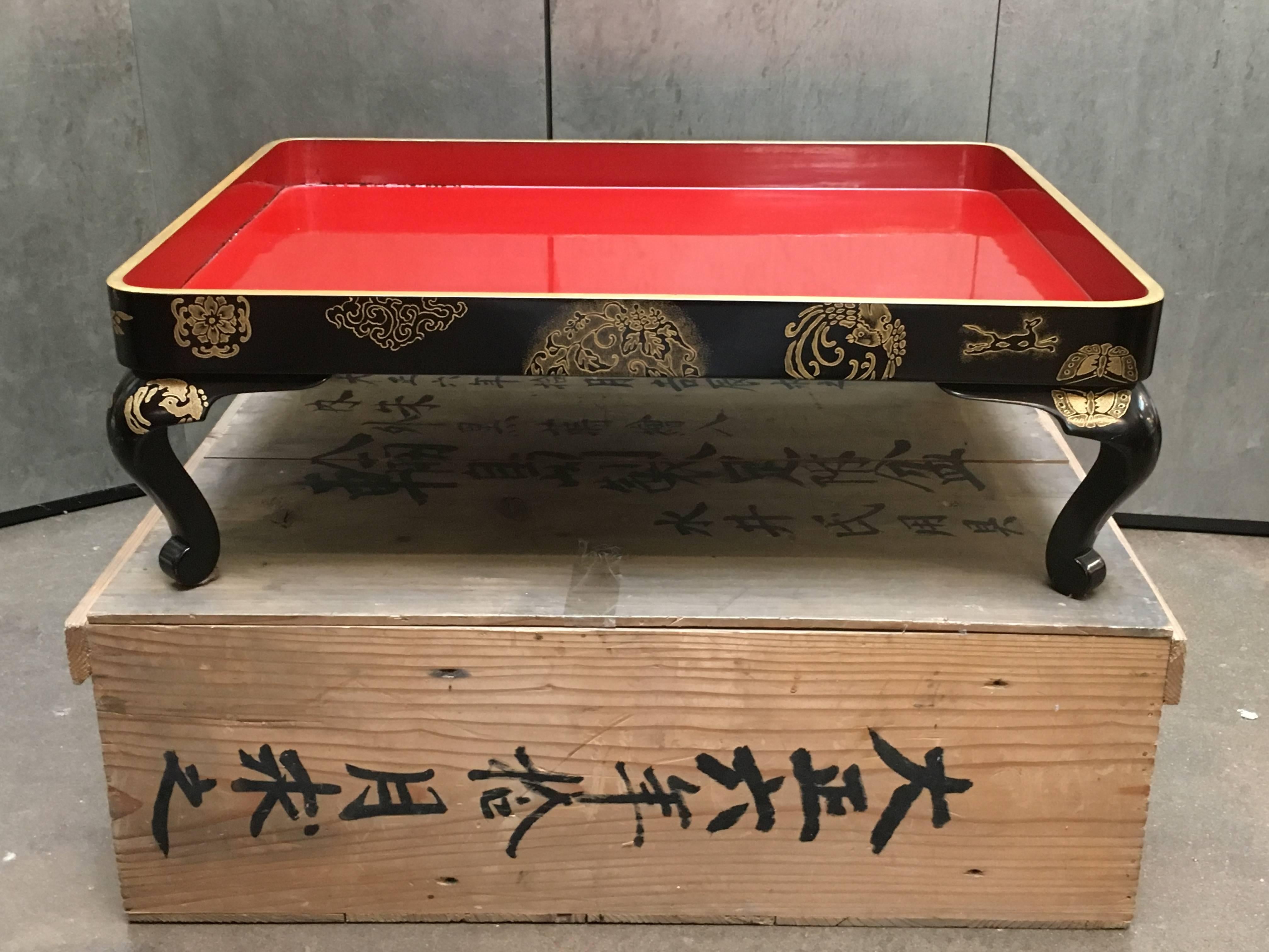 Taisho Plateau de présentation japonais décoré en laque rouge et noire Maki-e, daté de 1917 en vente