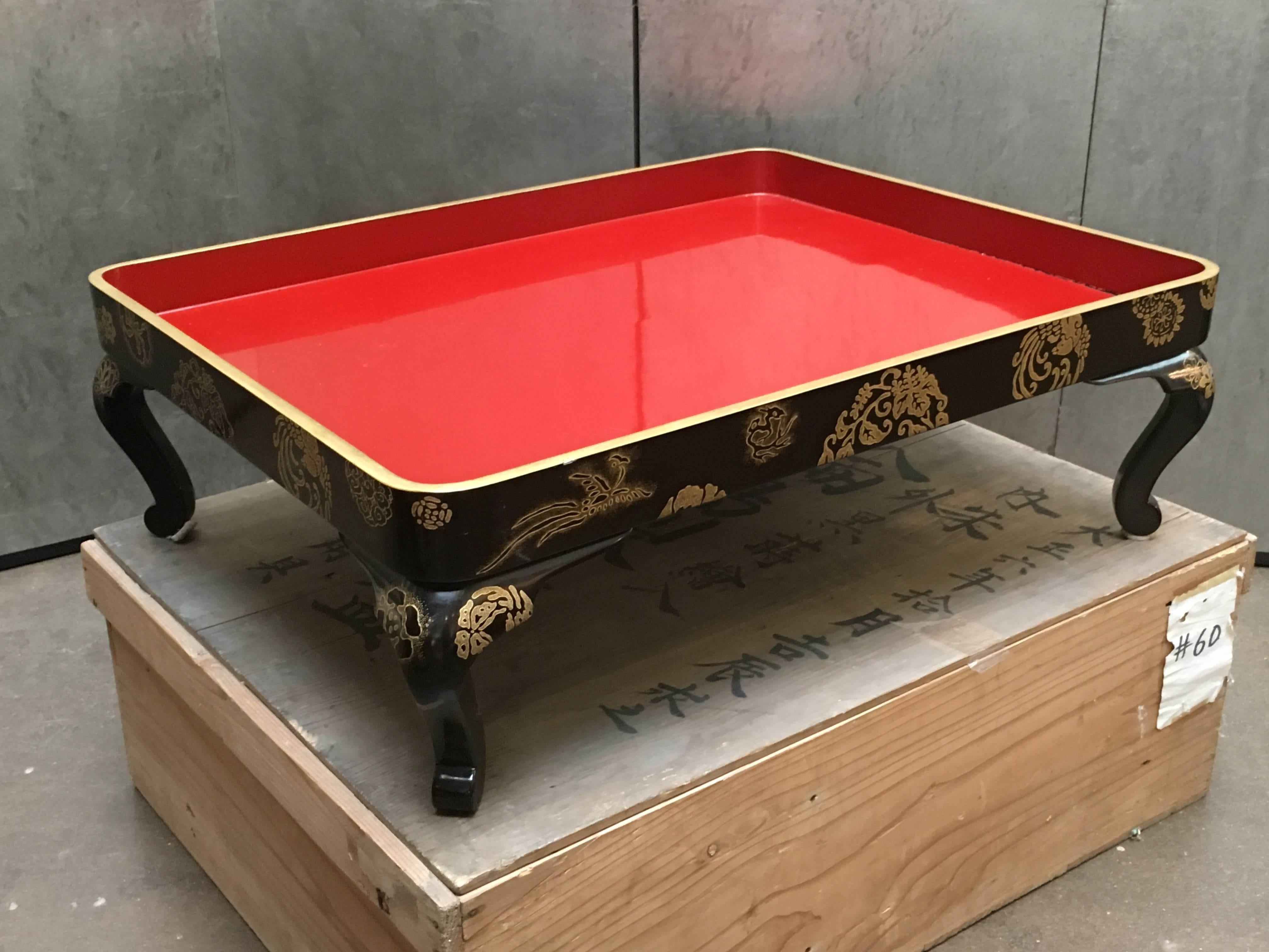 Hand-Painted Japanese Red and Black Lacquer Maki-e Decorated Presentation Tray, dated 1917 For Sale