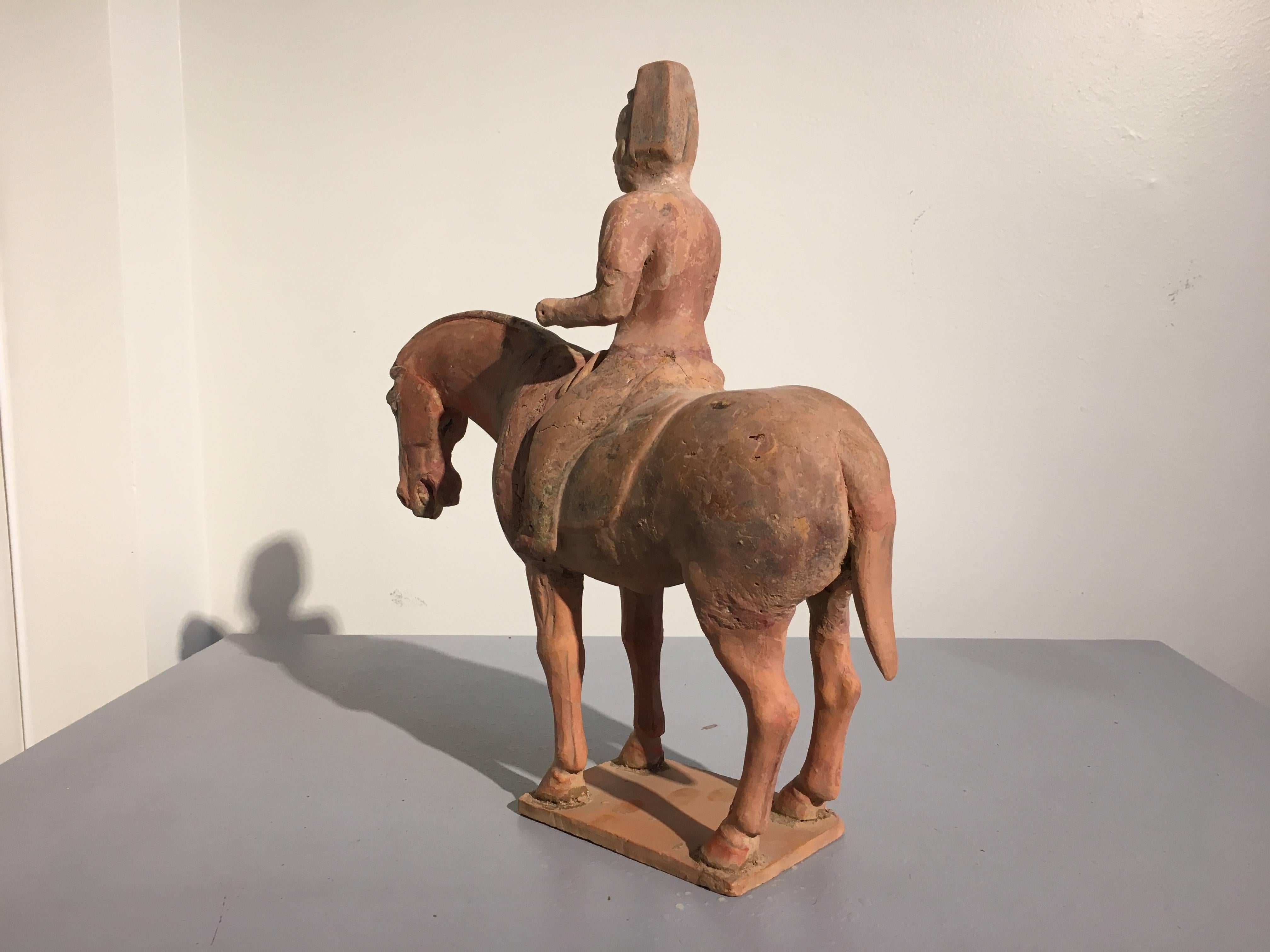 Tang Cheval et cavalier en poterie peinte de la Dynasty, testée en thermoluminescence en vente