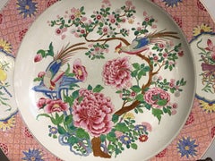 Cargador grande de porcelana esmaltada estilo exportación china Famille Rose, hacia 1900