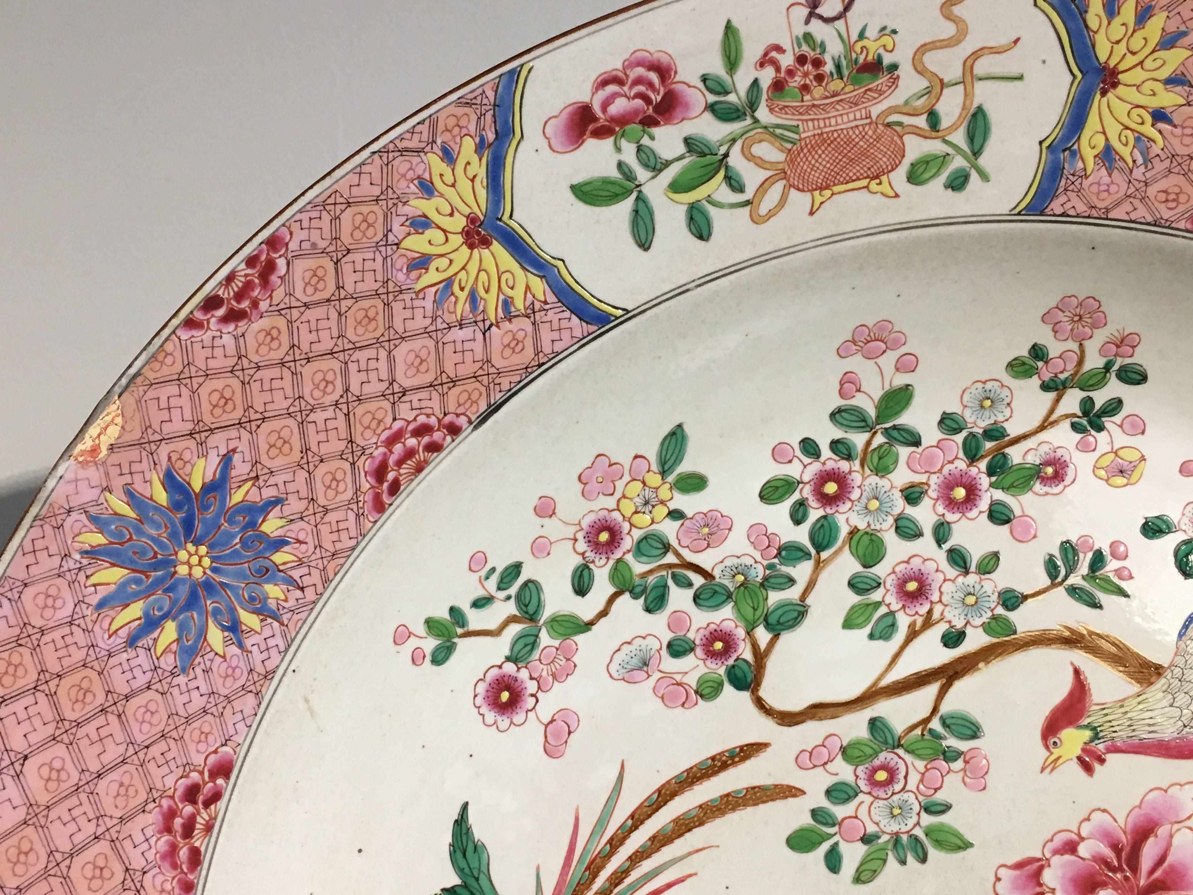 Exportation chinoise Grand plat en porcelaine émaillée Famille Rose de style d'exportation chinois, vers 1900 en vente