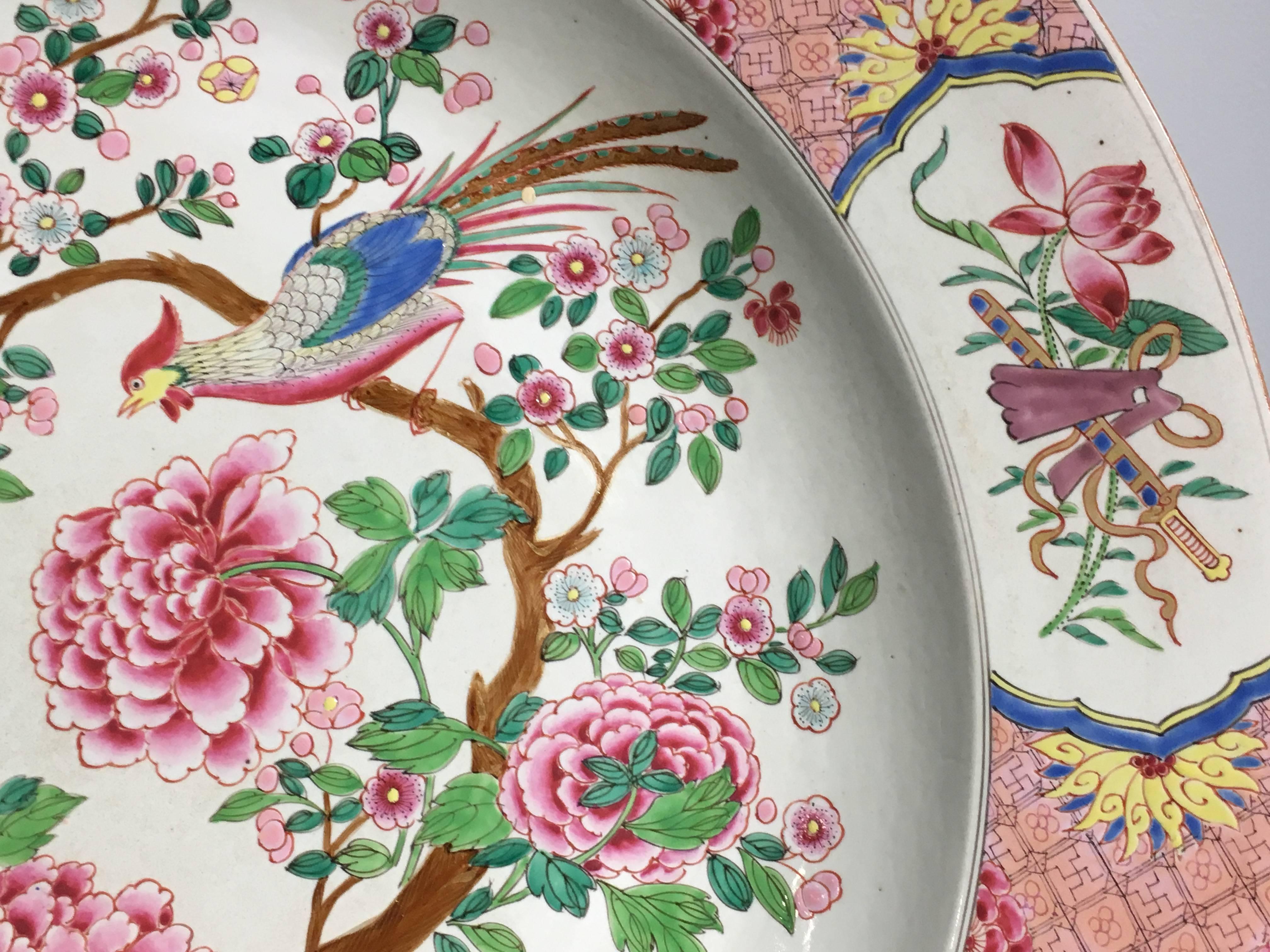 Français Grand plat en porcelaine émaillée Famille Rose de style d'exportation chinois, vers 1900 en vente