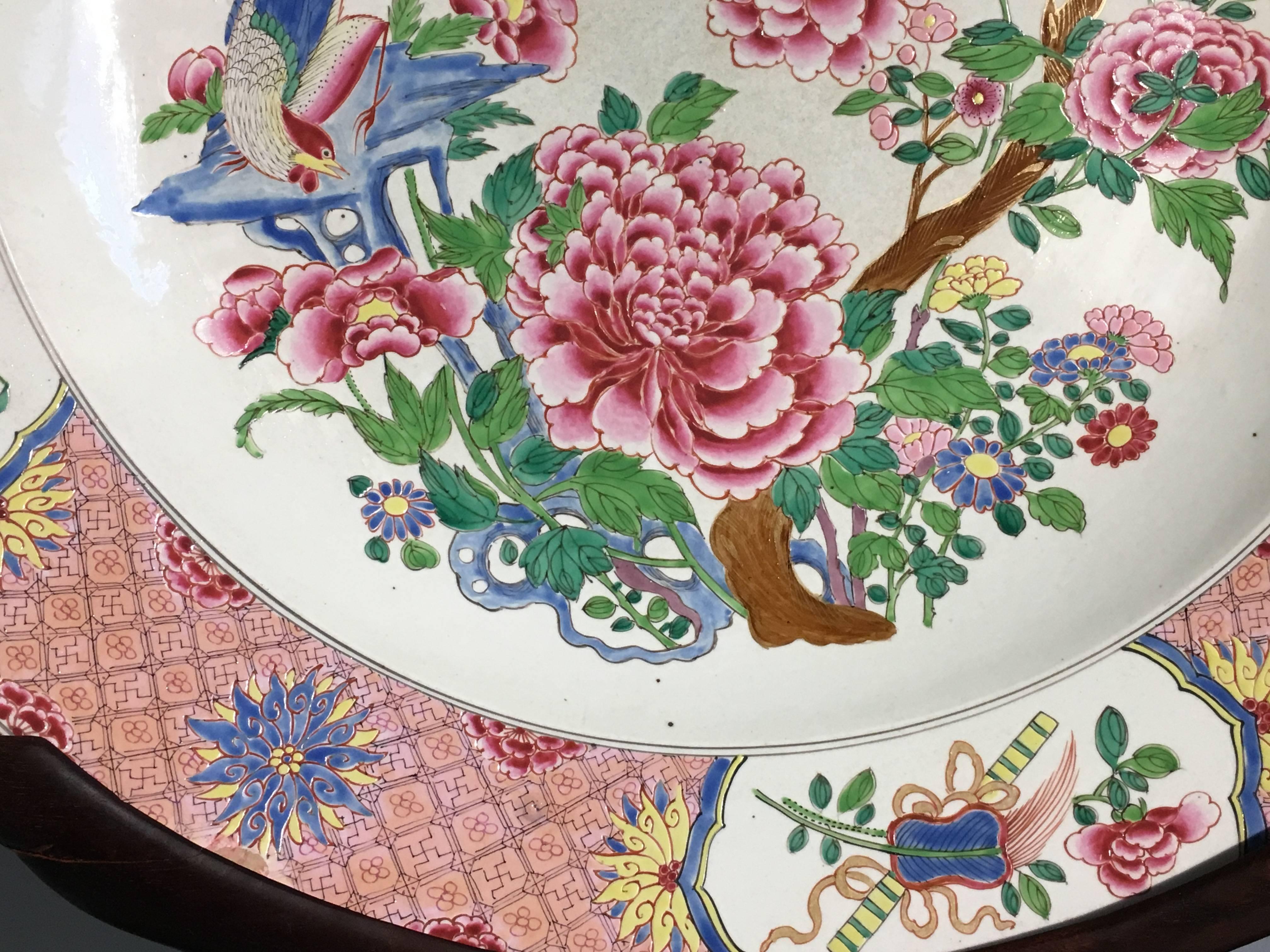 Large Chinese Export Style Famille Rose Enameled Porcelain Charger, circa 1900 In Good Condition For Sale In Austin, TX