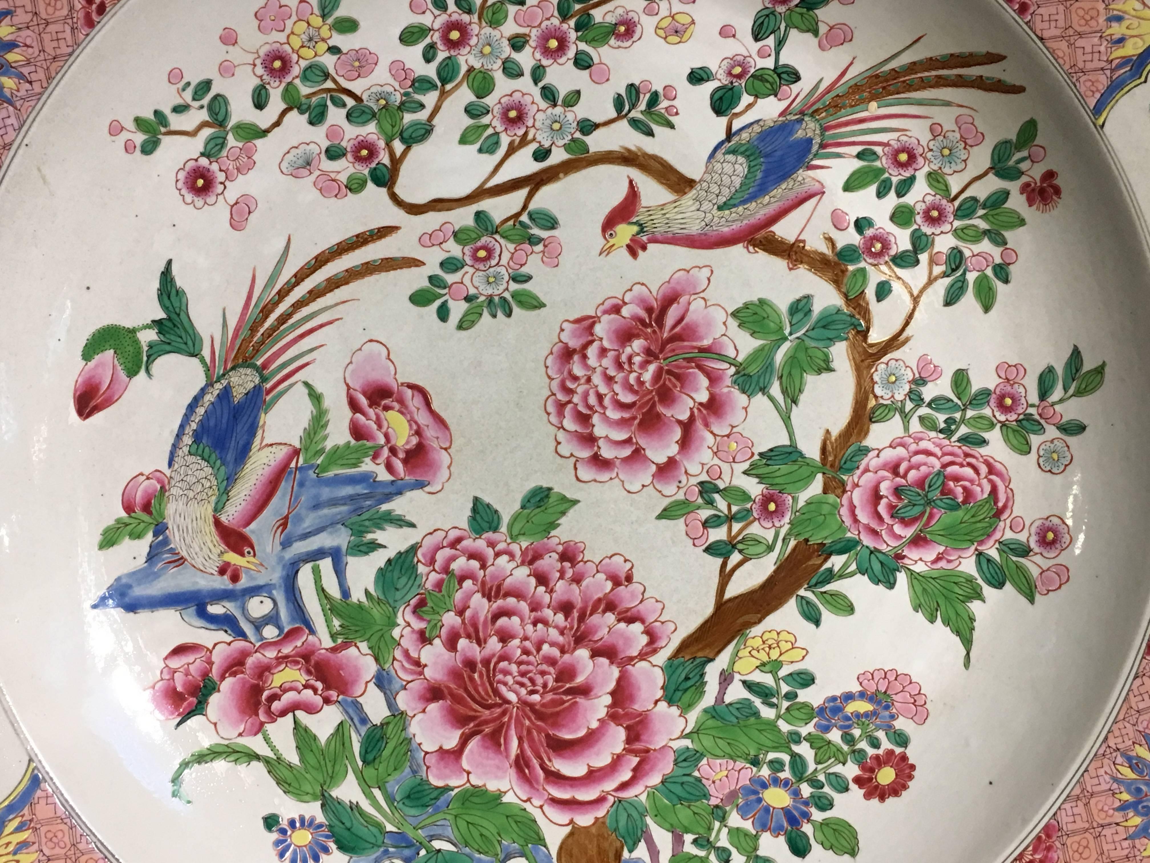 Grand plat en porcelaine émaillée Famille Rose de style d'exportation chinois, vers 1900 Bon état - En vente à Austin, TX