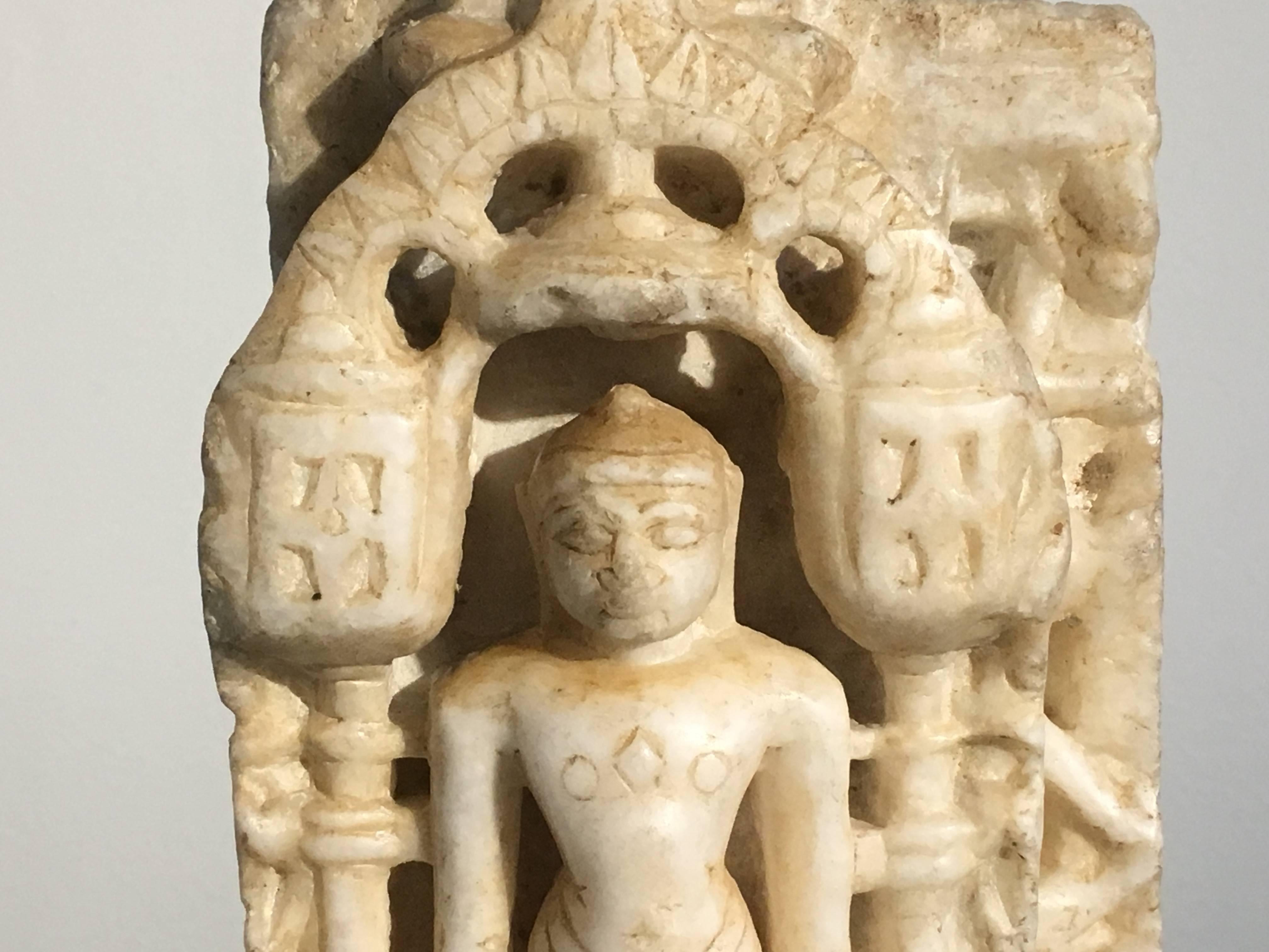 Indische geschnitzte weiße Marmorfigur einer Jain Tirthankara oder Jina aus dem 12. Jahrhundert im Angebot 1