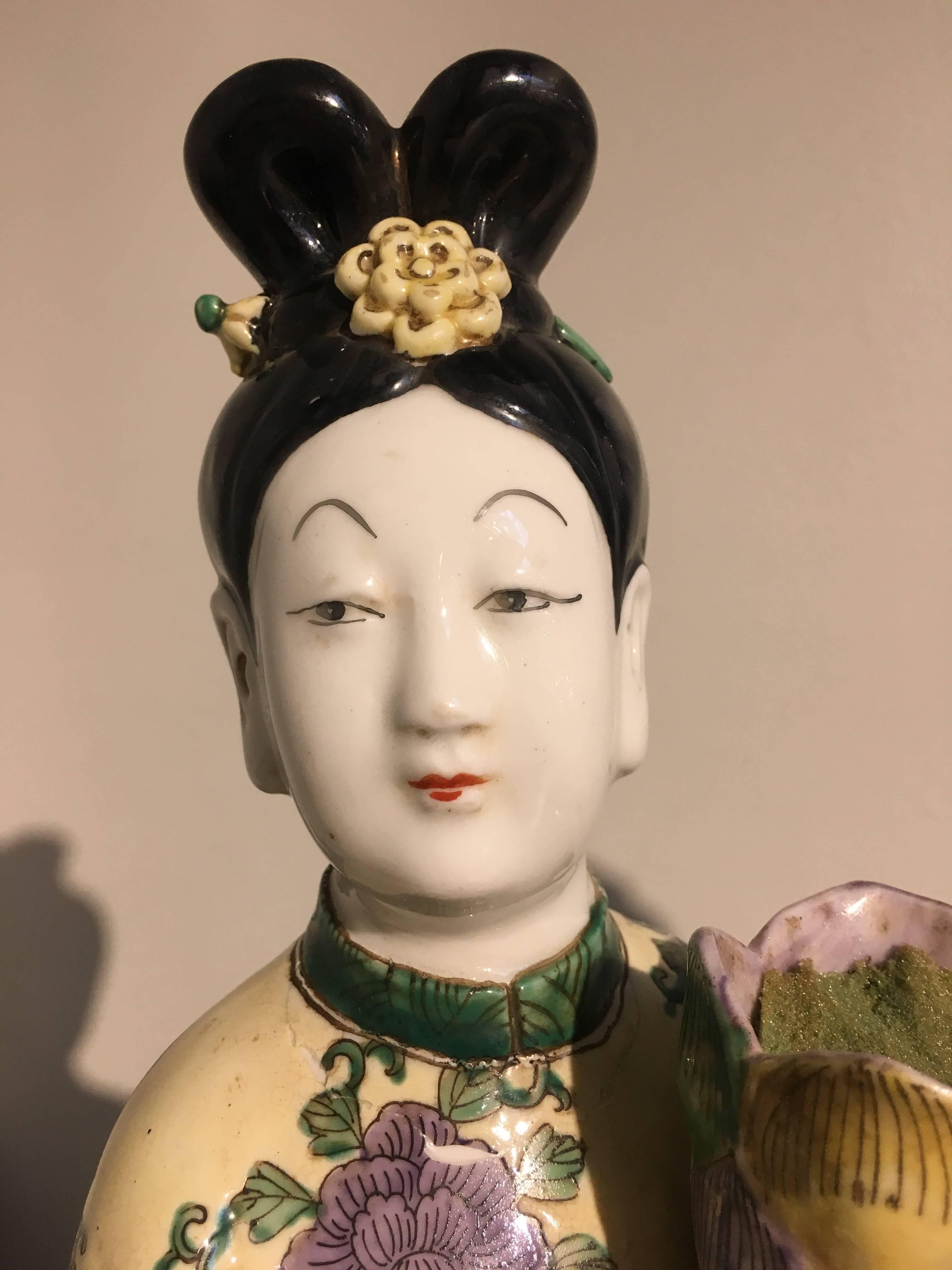 Chinois Paire de bougeoirs pour dame de cour en porcelaine d'exportation chinoise, milieu du 20e siècle en vente