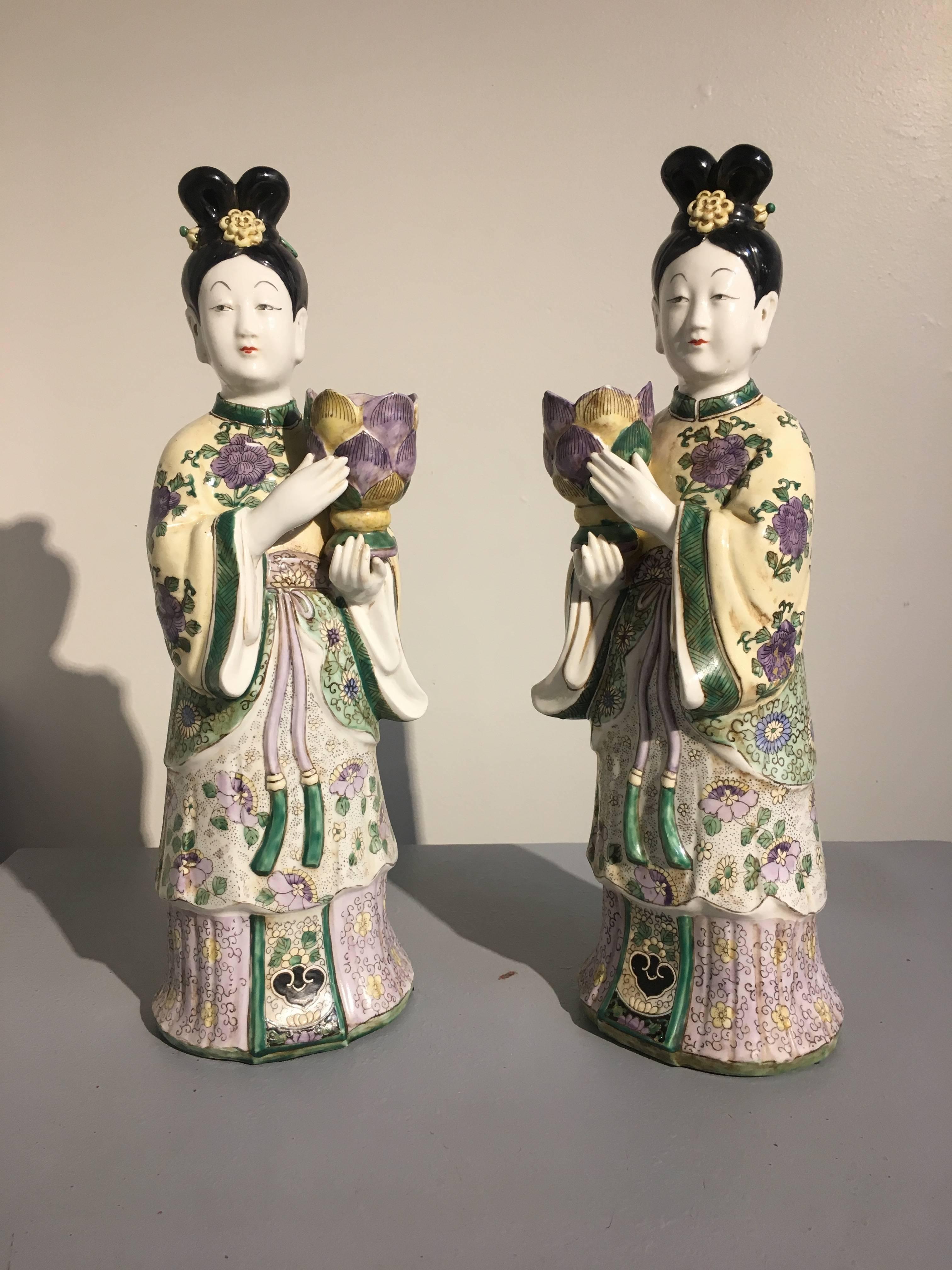 Qing Paire de bougeoirs pour dame de cour en porcelaine d'exportation chinoise, milieu du 20e siècle en vente