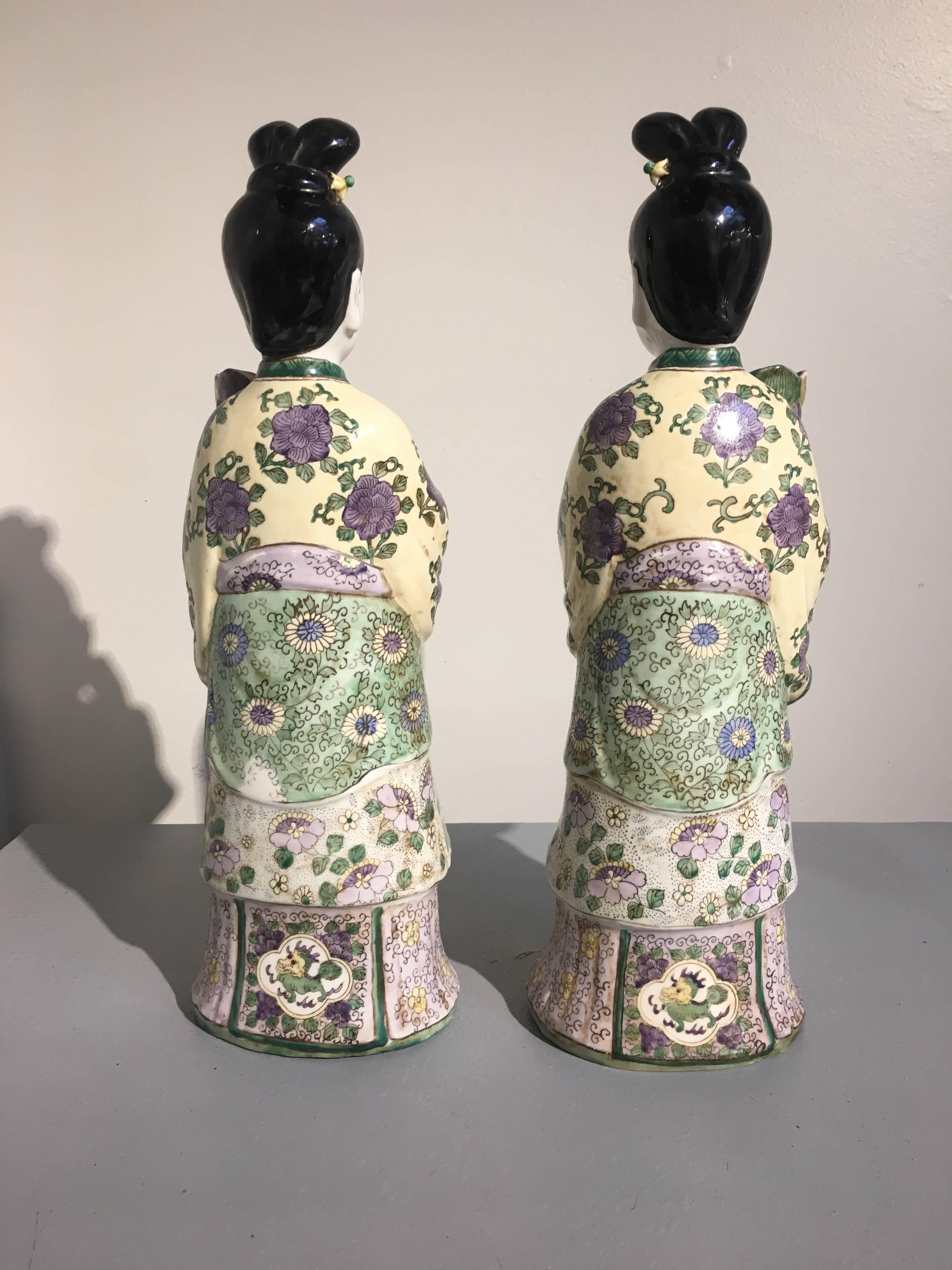 Pair of Chinese Export Porcelain Court Lady Candle Holders, Mid-20th Century In Good Condition For Sale In Austin, TX