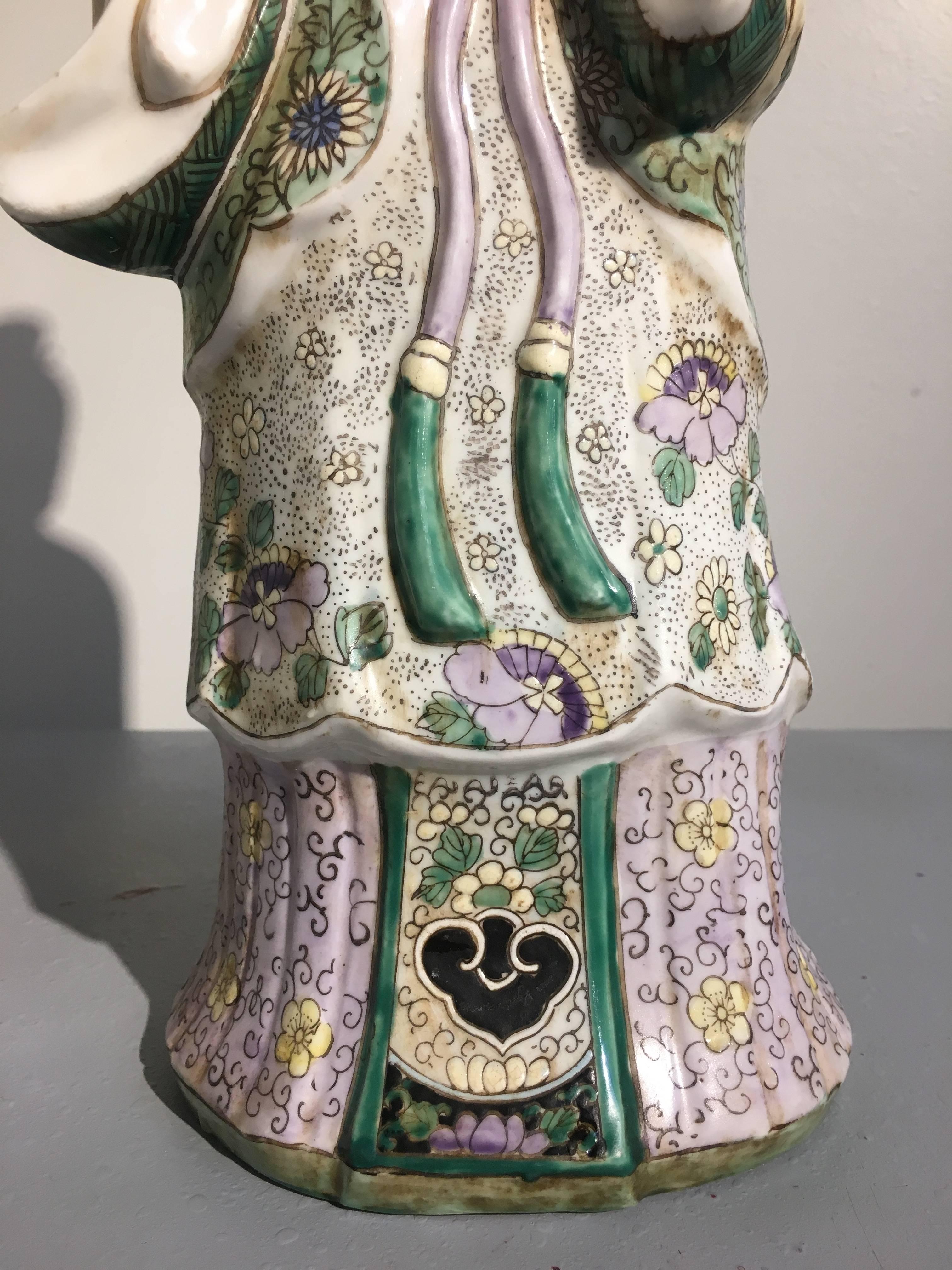 Porcelaine Paire de bougeoirs pour dame de cour en porcelaine d'exportation chinoise, milieu du 20e siècle en vente