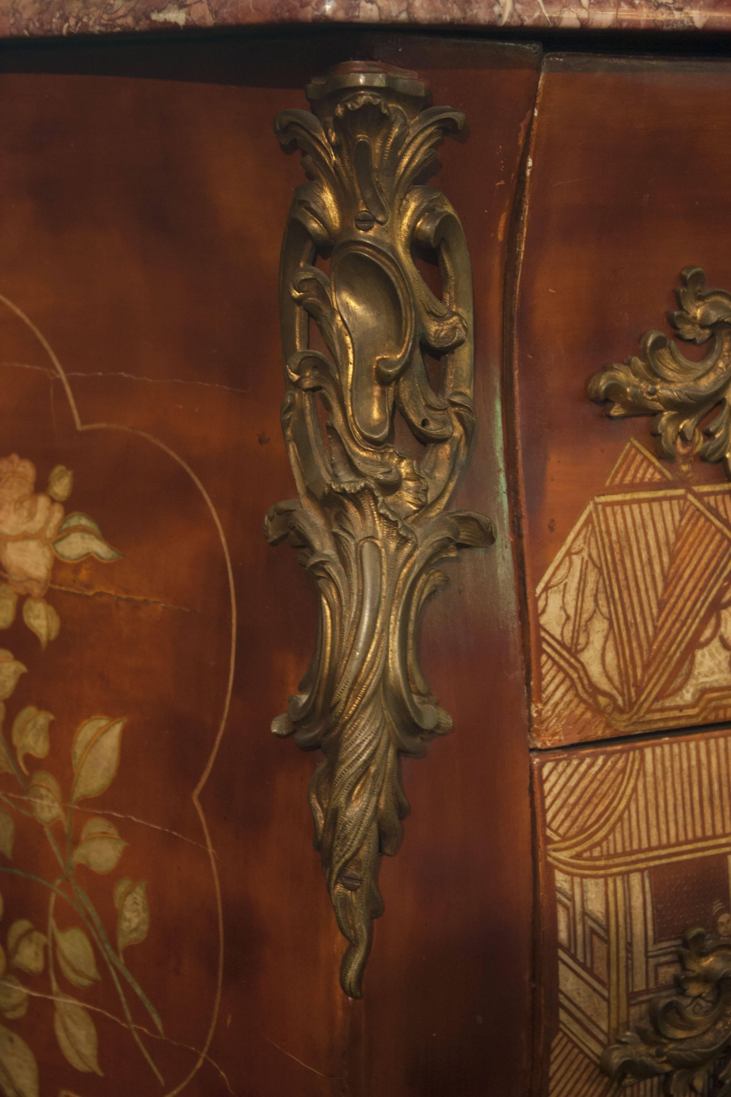 Commodo del XIX secolo in stile Luigi XV con laccatura marrone e cineserie con montatura in bronzo in vendita 1